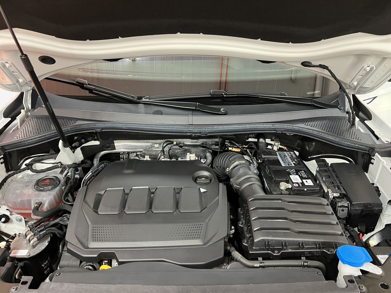 VW Tiguan 2.0 TDI SCR Elegance 4Motion DSG-image-14