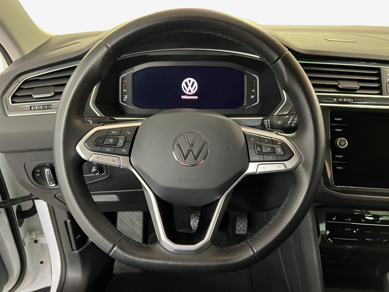 VW Tiguan 2.0 TDI SCR Elegance 4Motion DSG-image-9