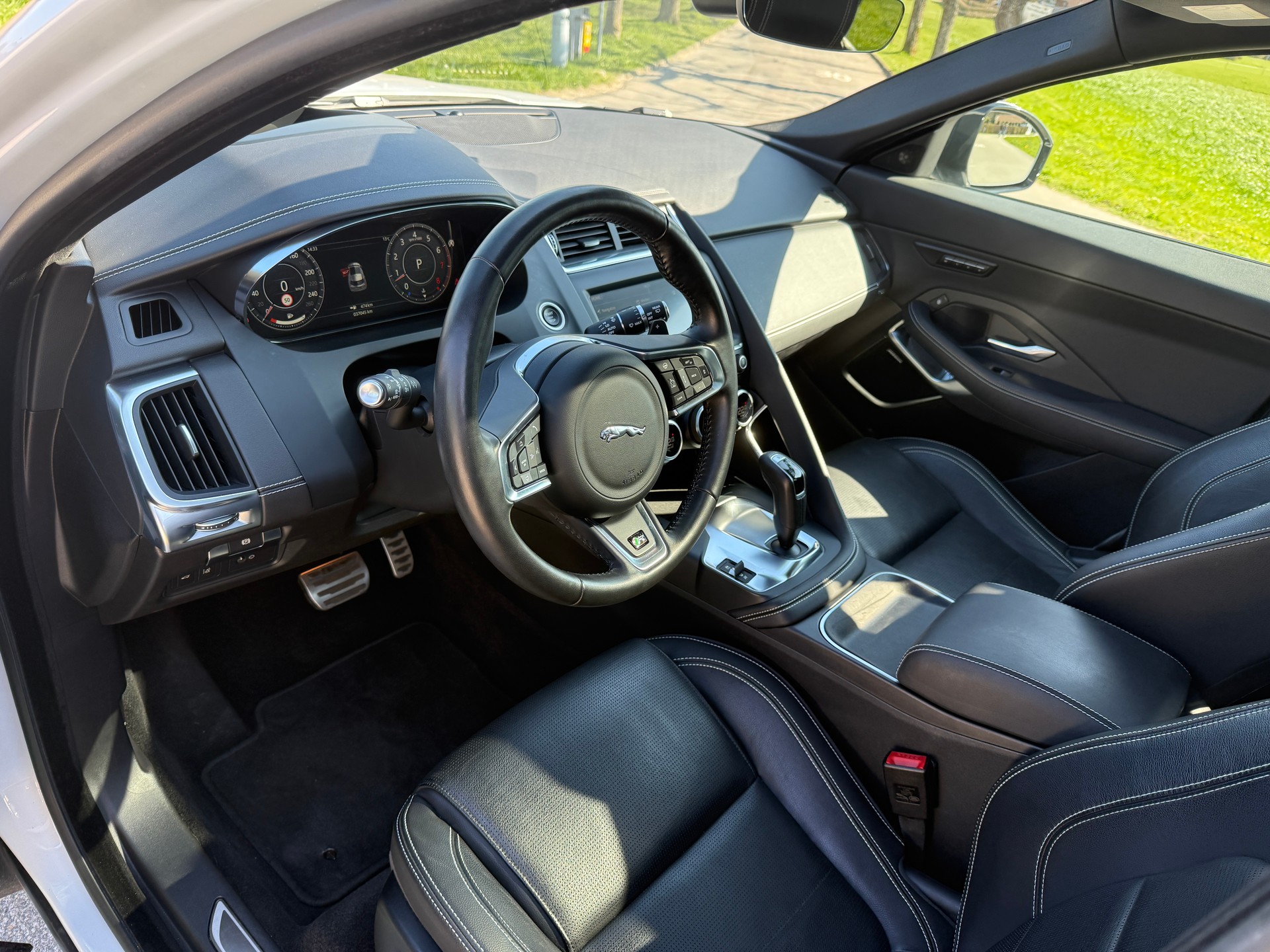 JAGUAR E-Pace 2.0 P250 R-Dynamic SE AWD Automatik-image-16