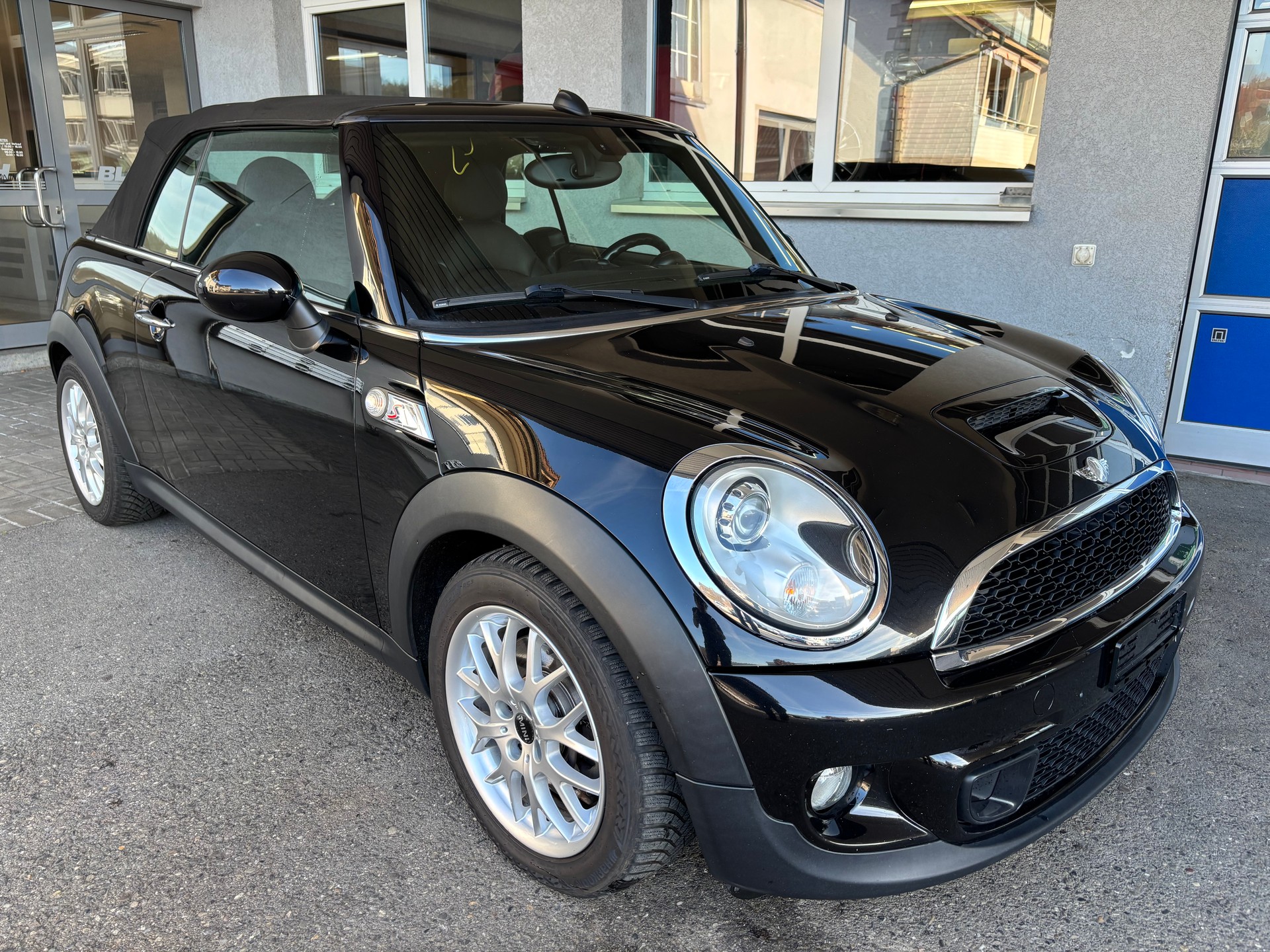 MINI Cooper S Cabriolet-image-1