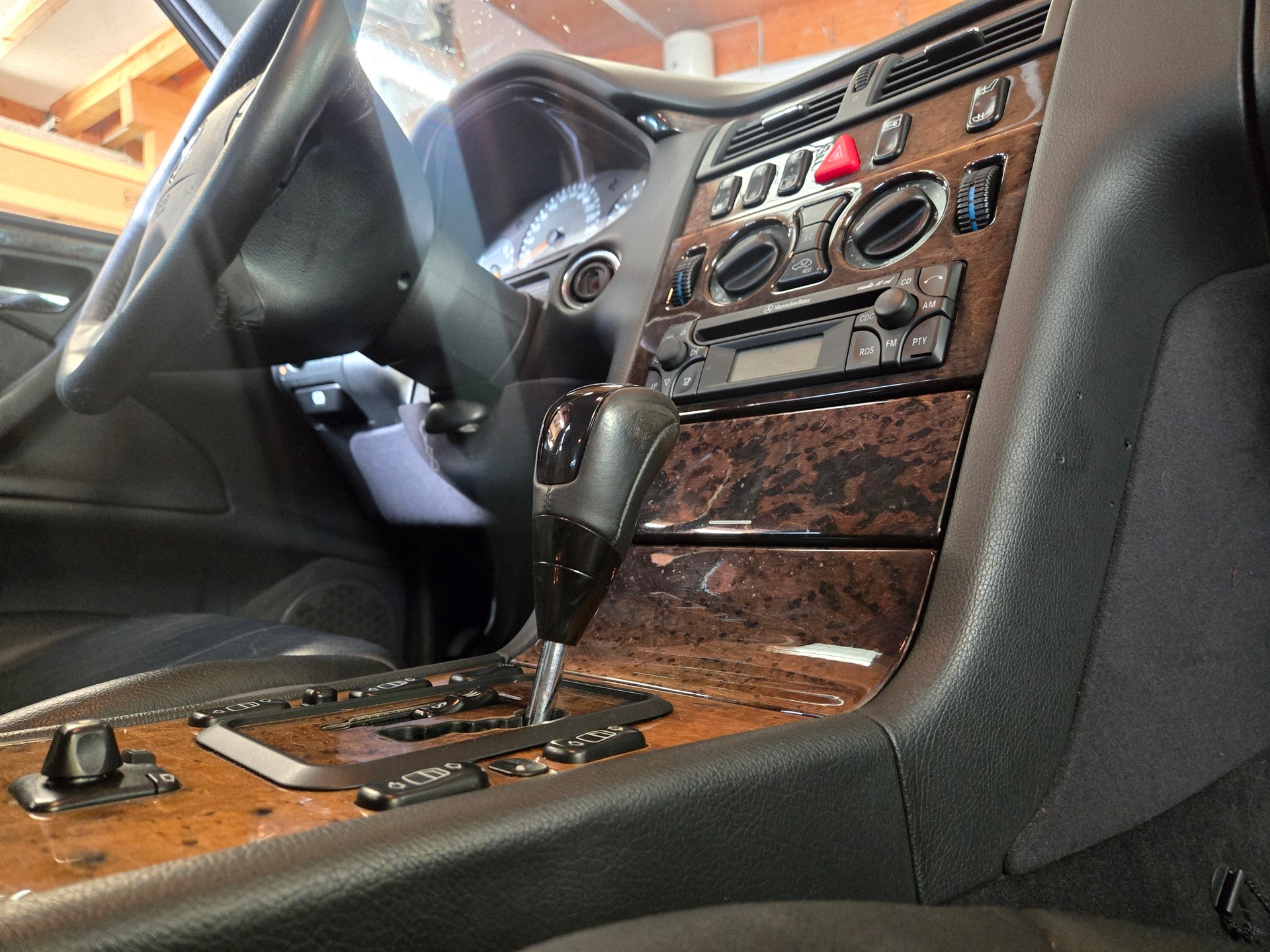 MERCEDES-BENZ E 240 Avantgarde-image-10