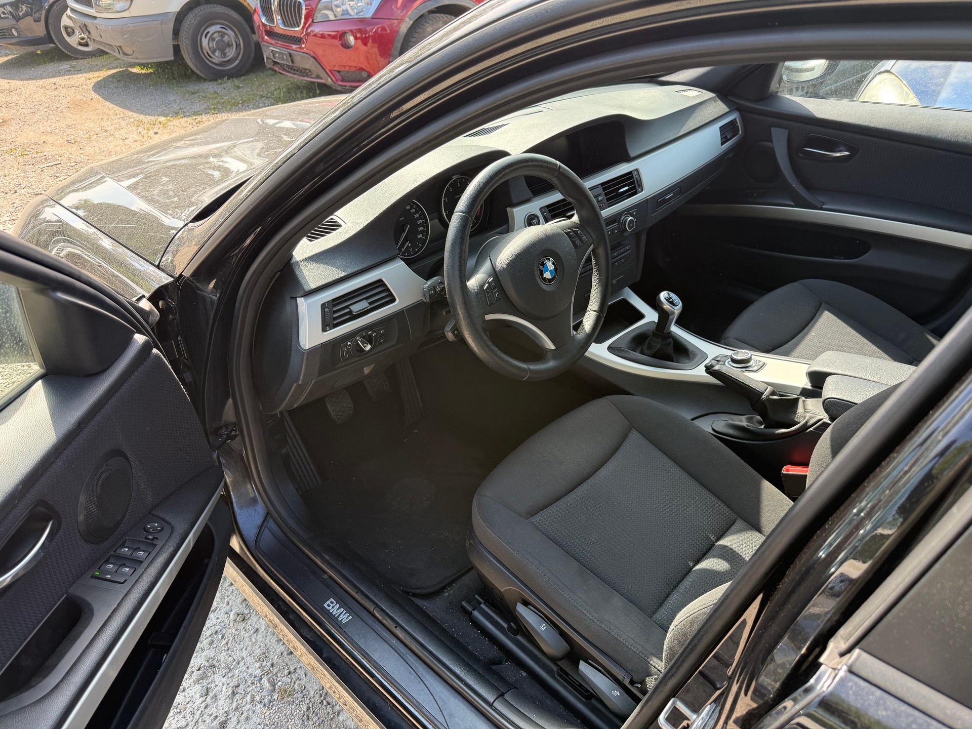 BMW 320i Touring-image-9