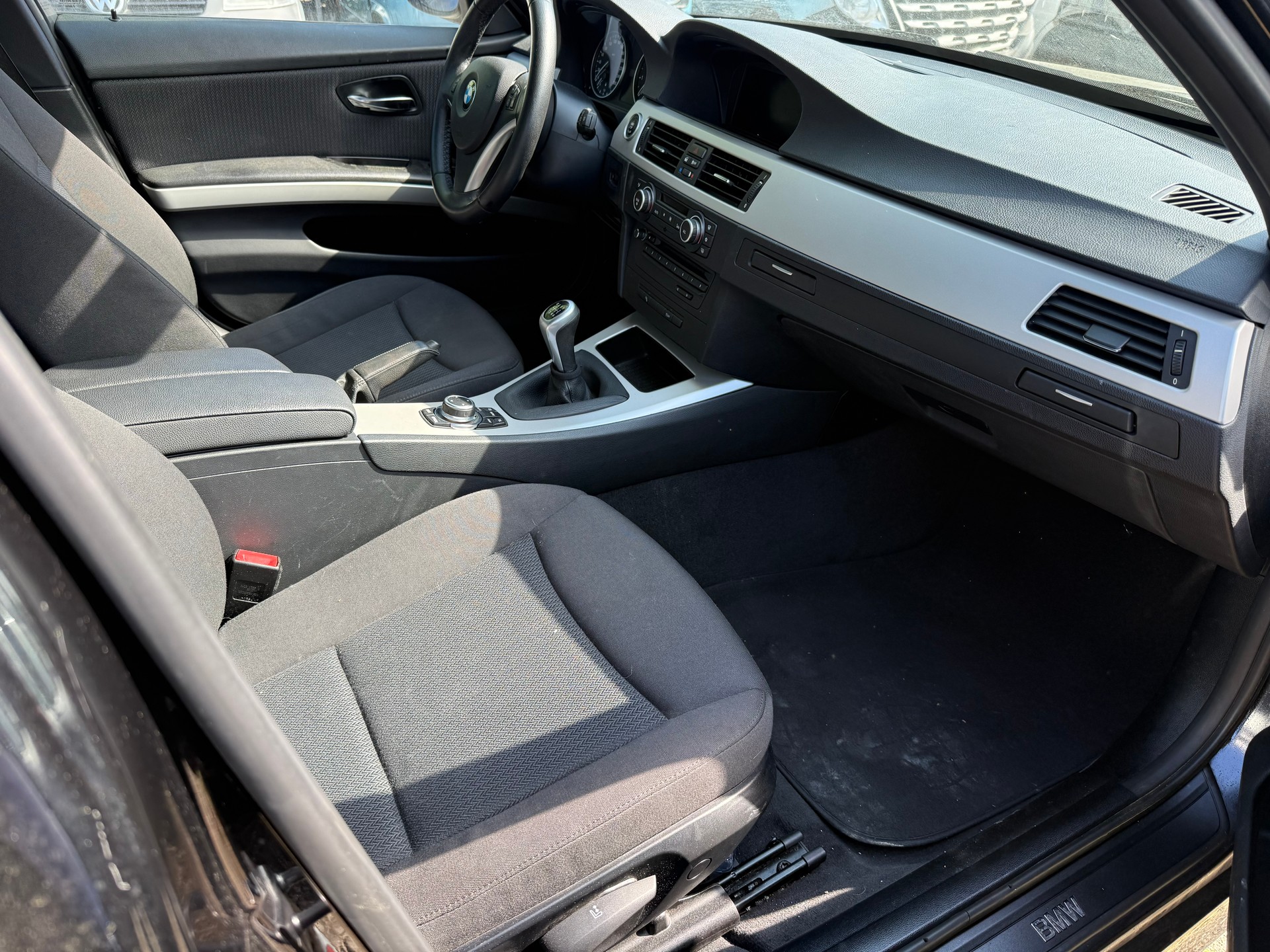 BMW 320i Touring-image-6