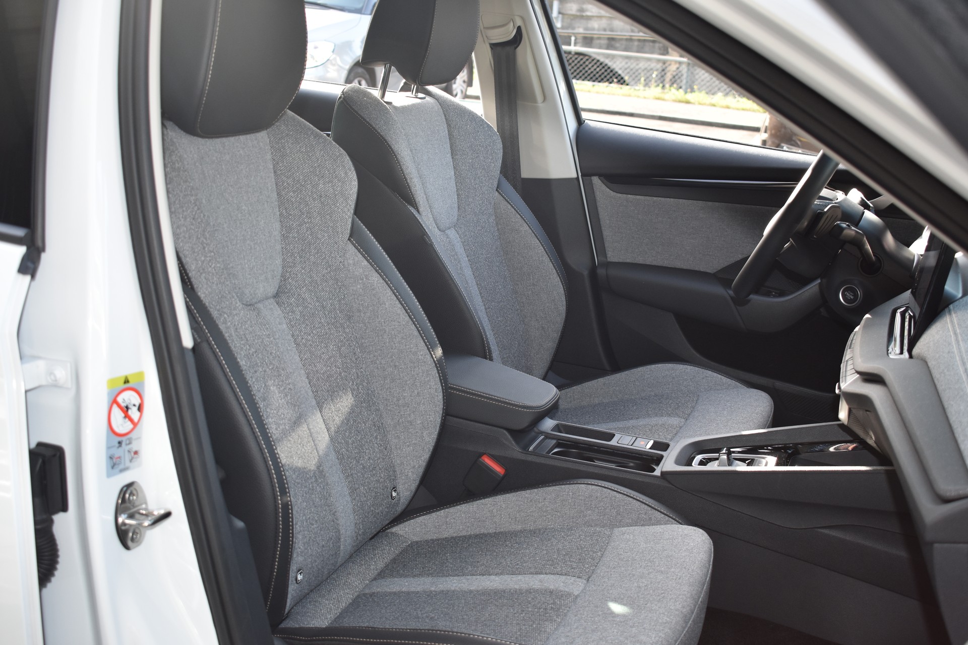 SKODA Octavia Combi 2.0 TDI DSG Selection-image-9