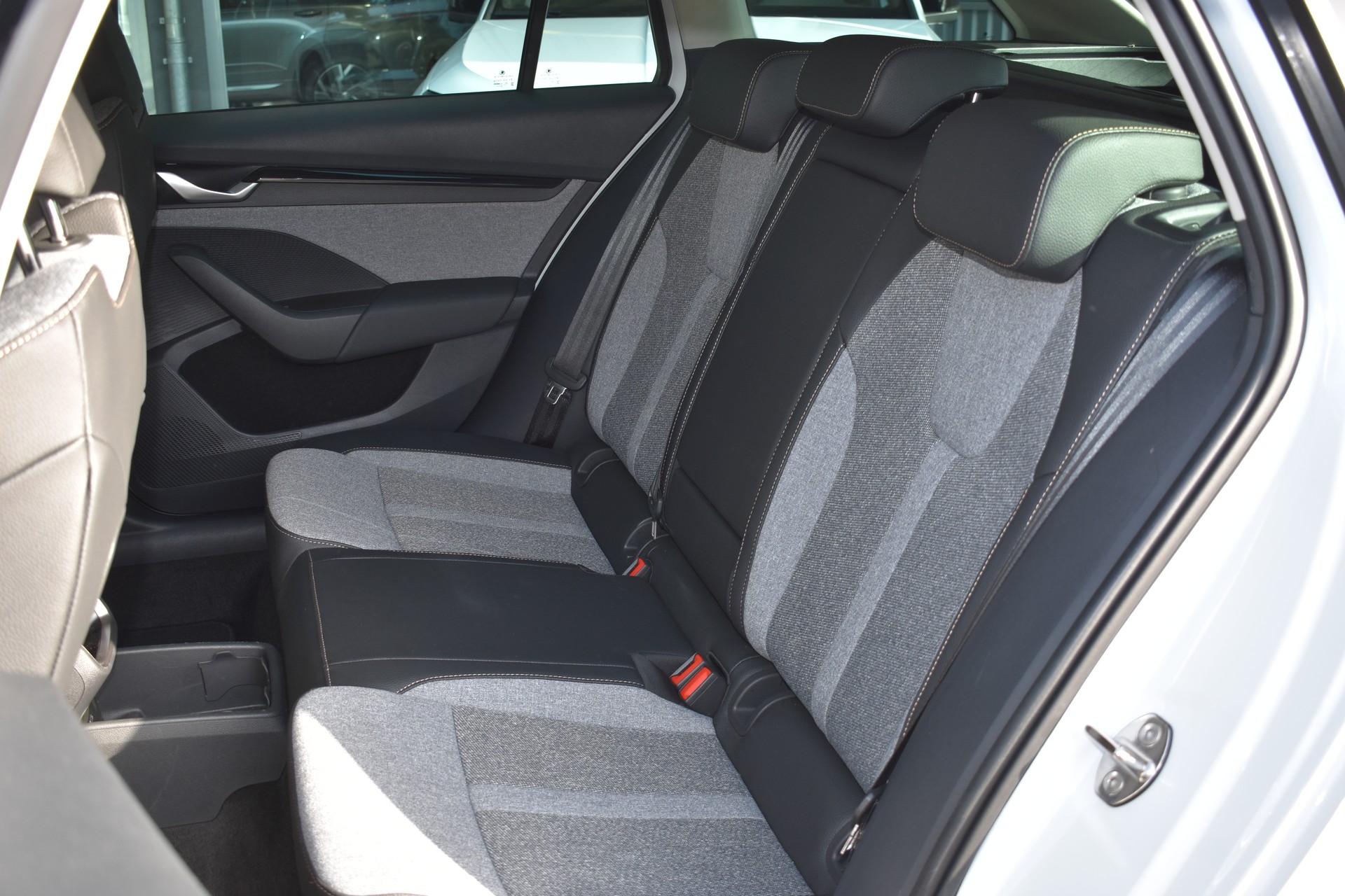 SKODA Octavia Combi 2.0 TDI DSG Selection-image-8