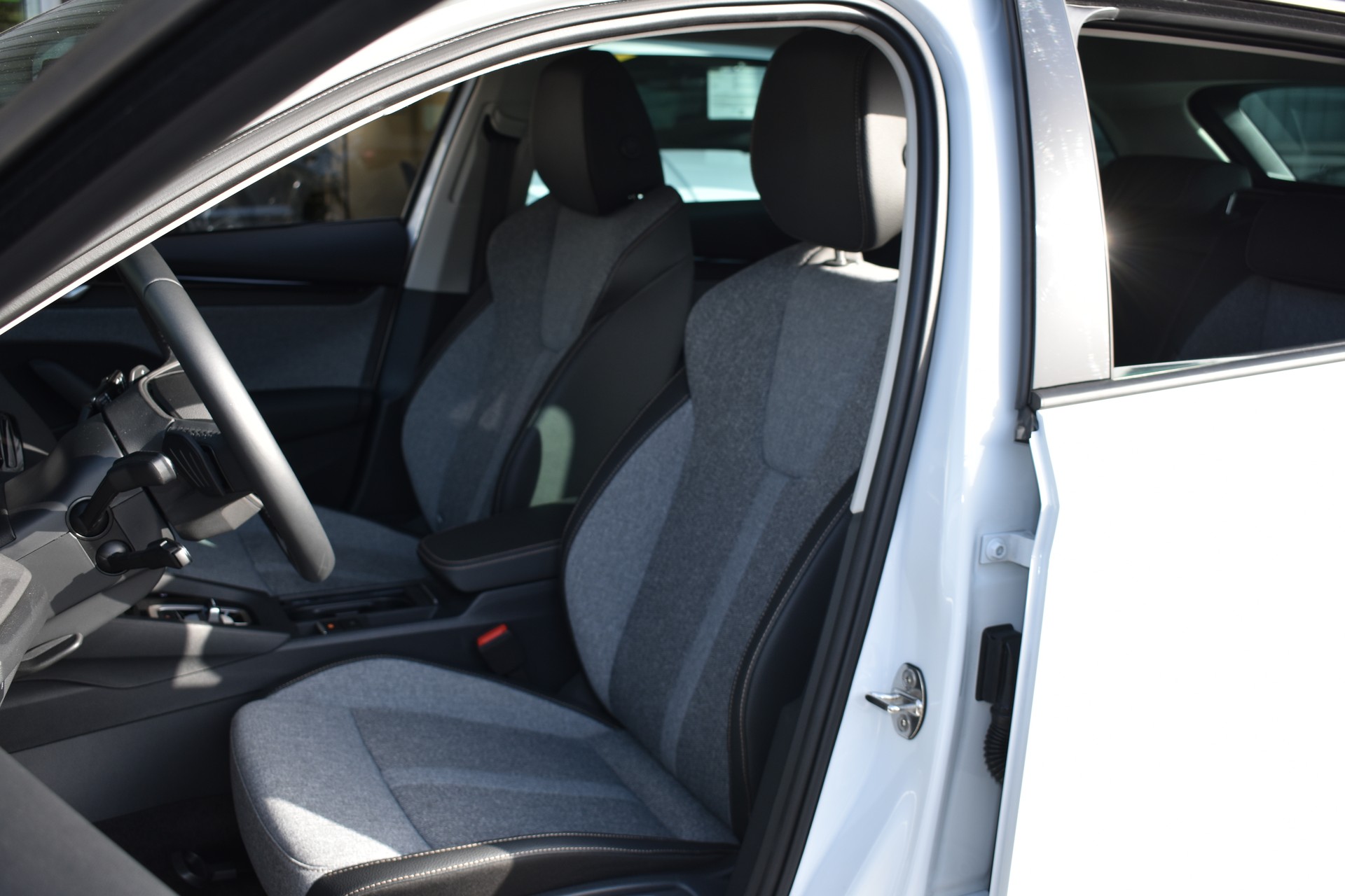 SKODA Octavia Combi 2.0 TDI DSG Selection-image-6