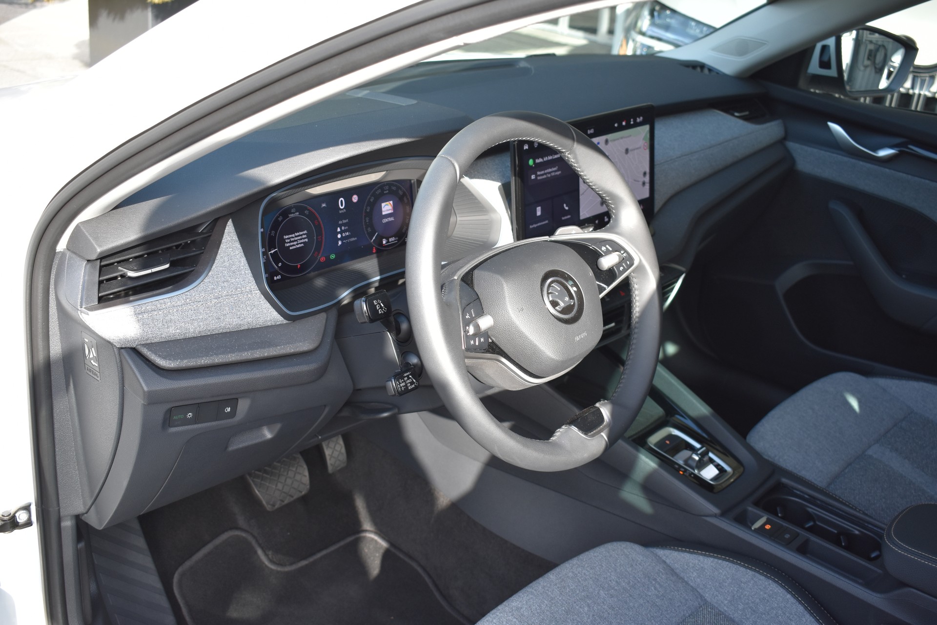 SKODA Octavia Combi 2.0 TDI DSG Selection-image-5