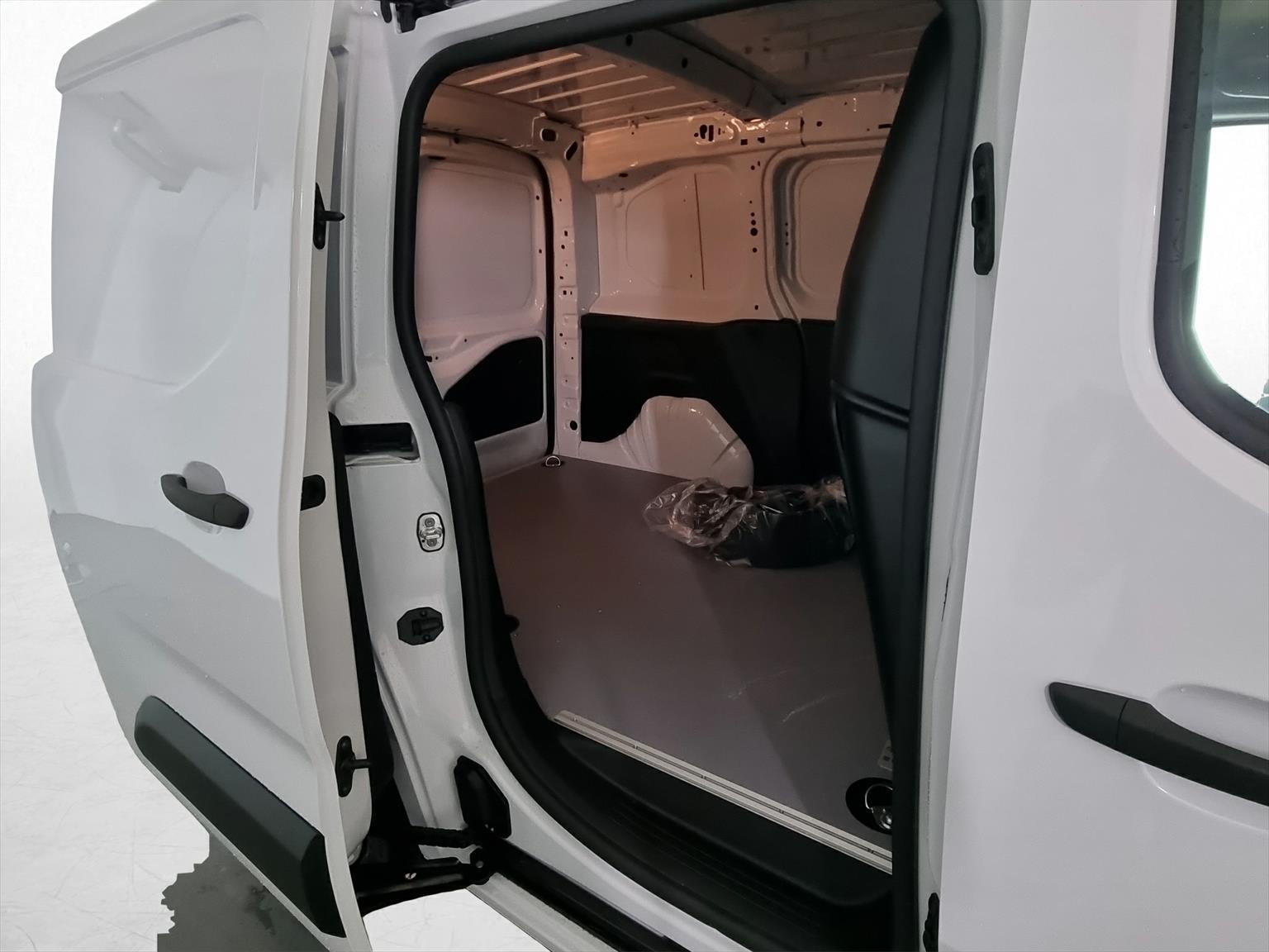 TOYOTA PROACE CITY Van L1 52KWh Active-image-6