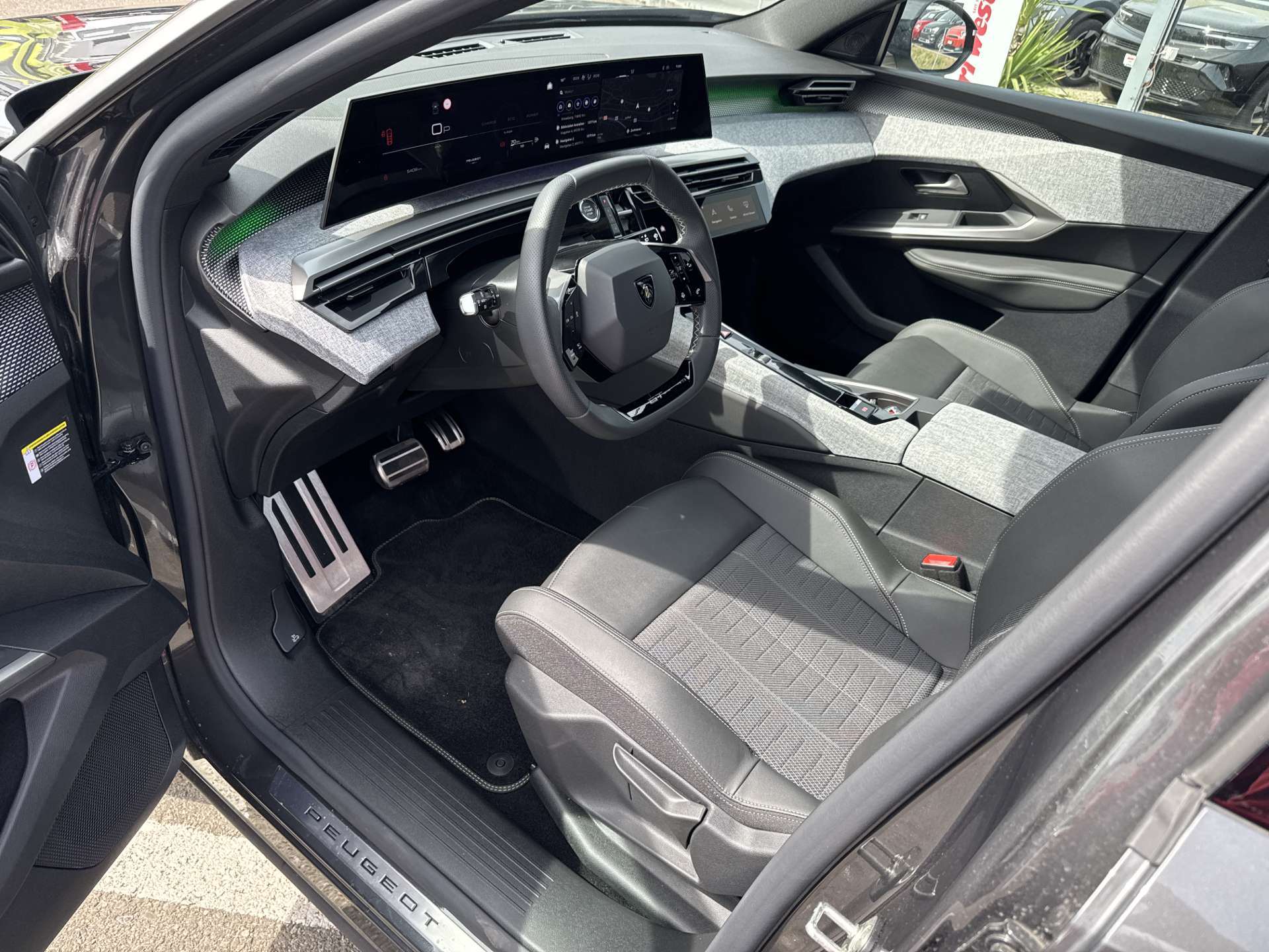PEUGEOT 5008 145 Hybrid GT 7-Plätzer e-DCS-Automat-image-5