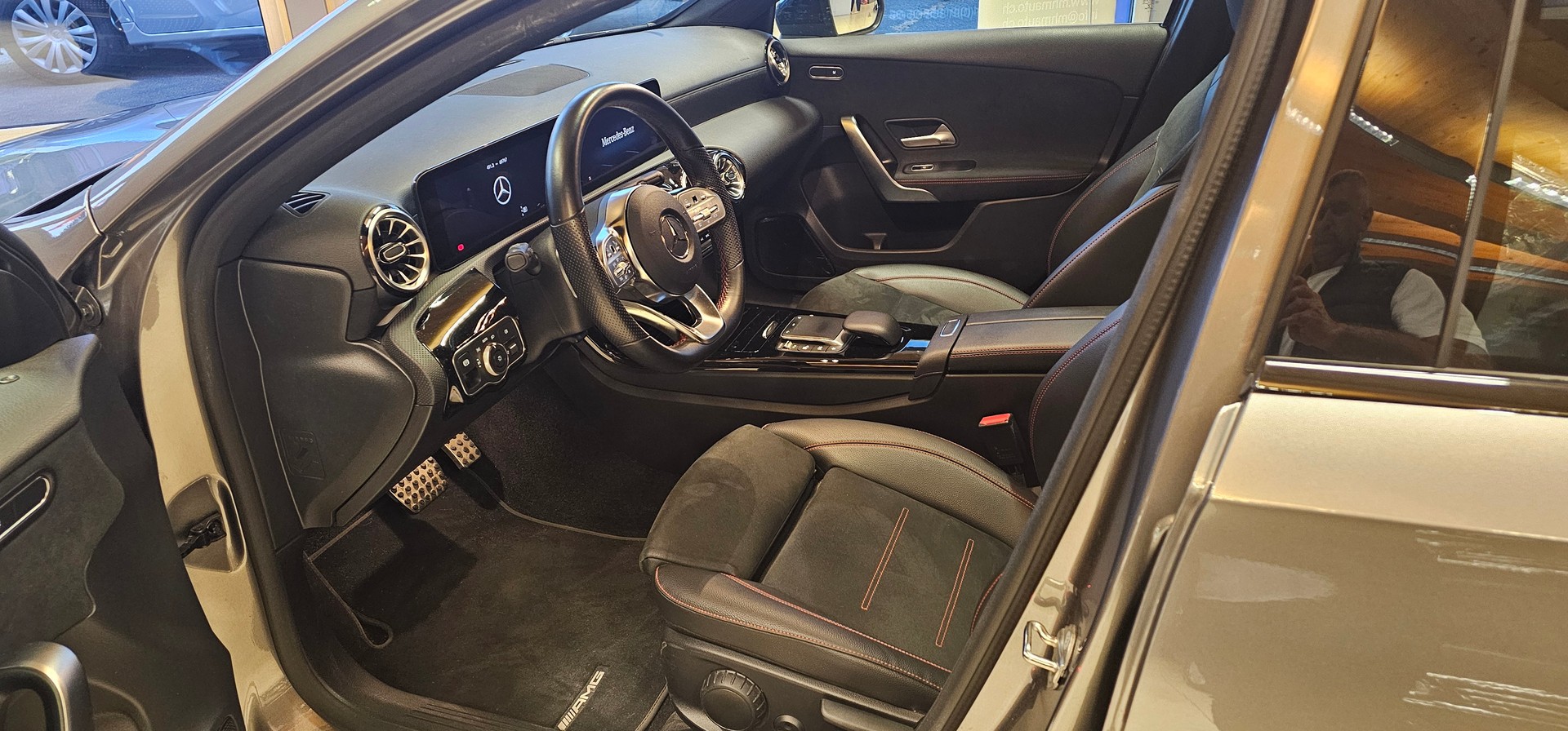 MERCEDES-BENZ A 200 4Matic AMG Line 8G-DCT-image-6