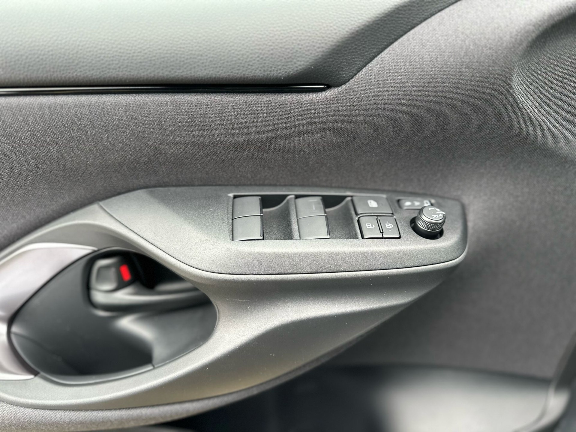 TOYOTA Yaris 1.5 GR Sport e-CVT-image-8
