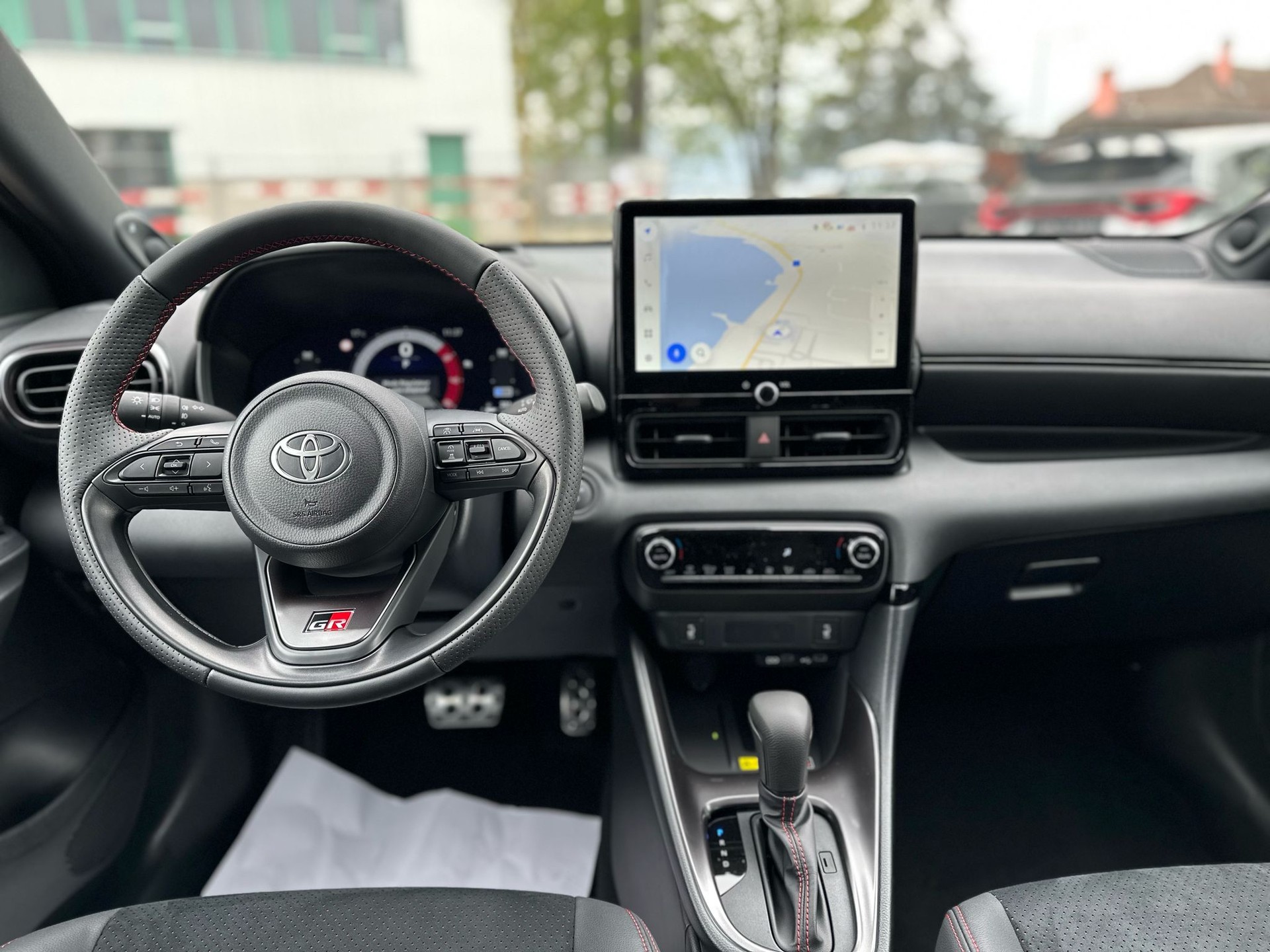 TOYOTA Yaris 1.5 GR Sport e-CVT-image-4