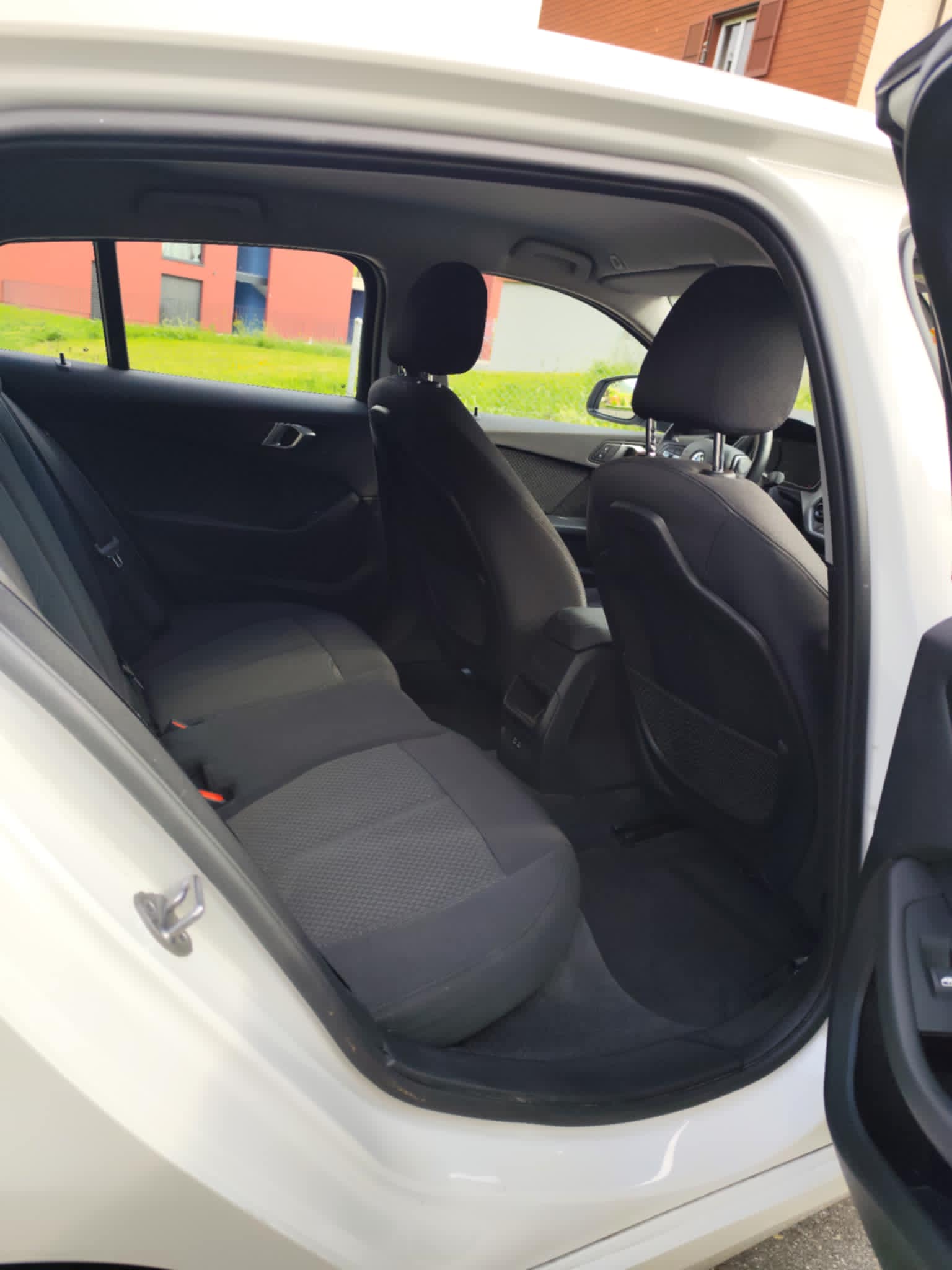 BMW 118i-image-5