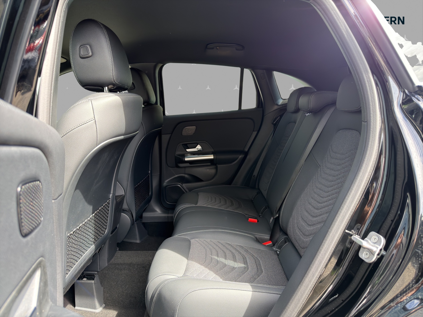 MERCEDES-BENZ GLA 200 Night Star 7G-DCT-image-11