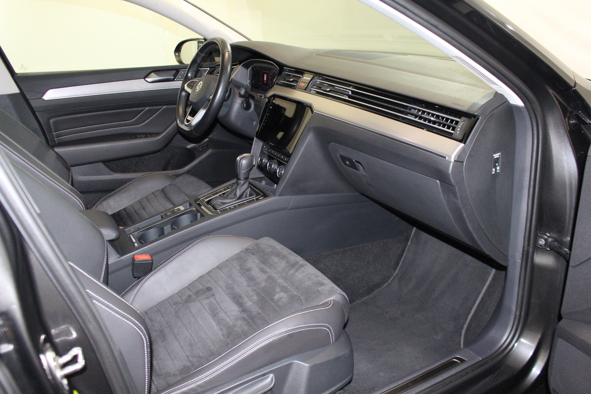 VW Passat Variant 2.0 TSI Elegance DSG 4m-image-10