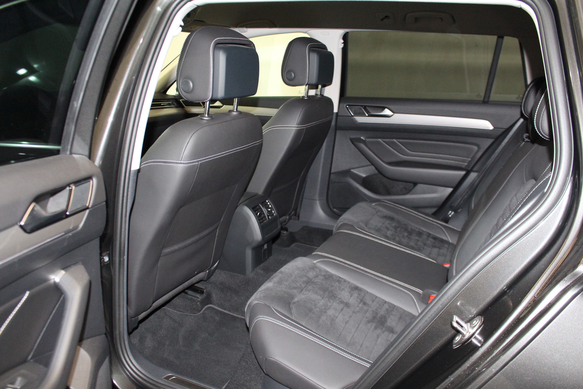 VW Passat Variant 2.0 TSI Elegance DSG 4m-image-7