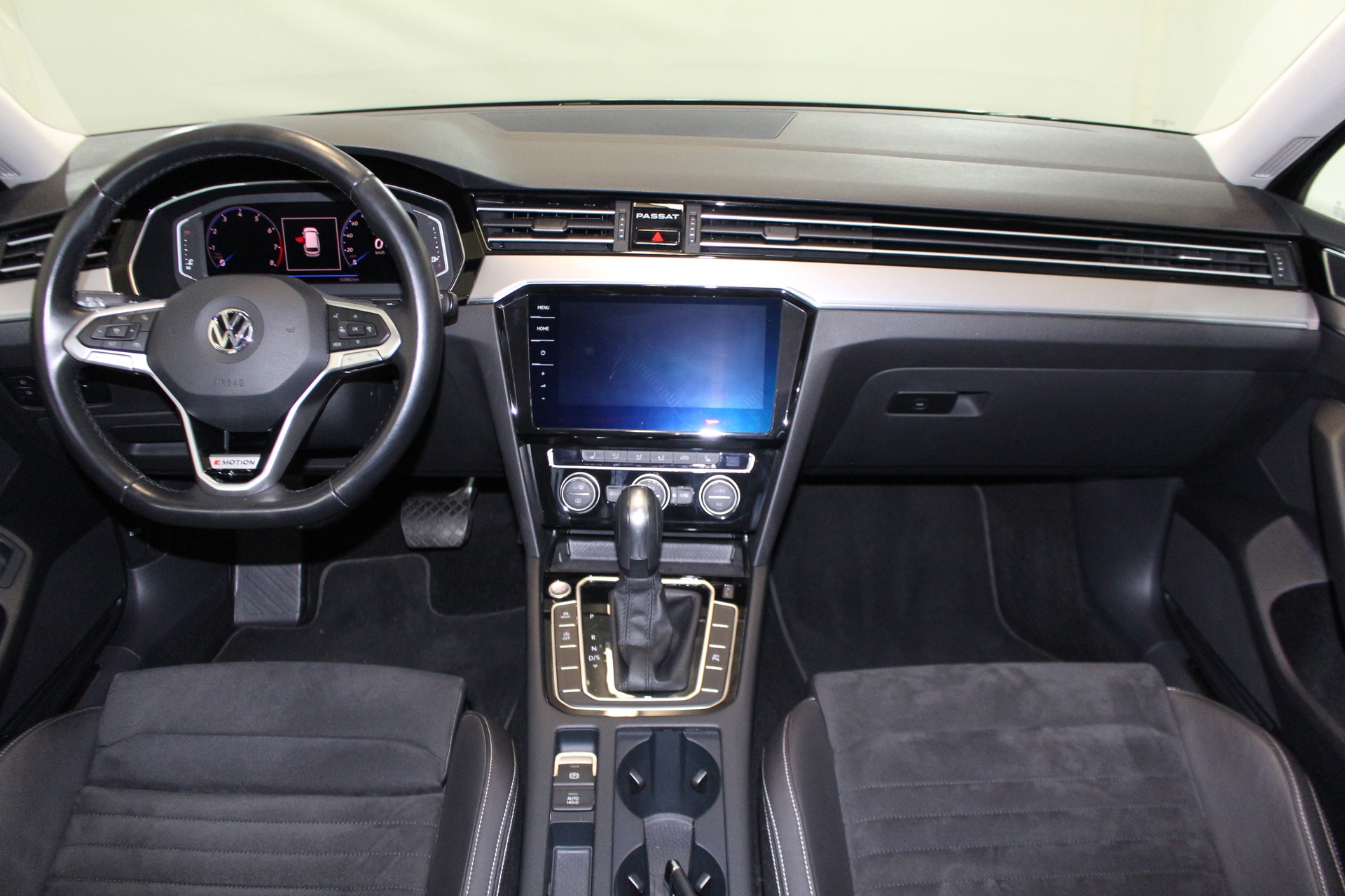 VW Passat Variant 2.0 TSI Elegance DSG 4m-image-12