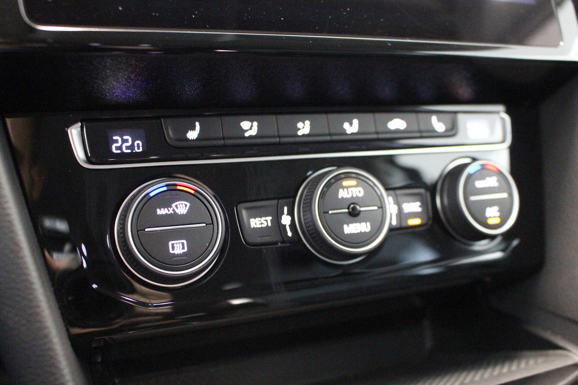 VW Passat Variant 2.0 TSI Elegance DSG 4m-image-21