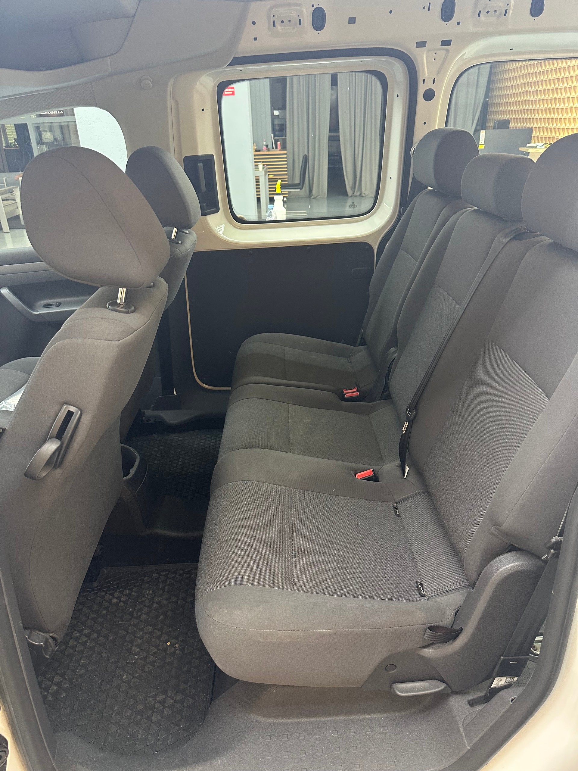VW Caddy Maxi 2.0 TDI Blue Motion Technology-image-7