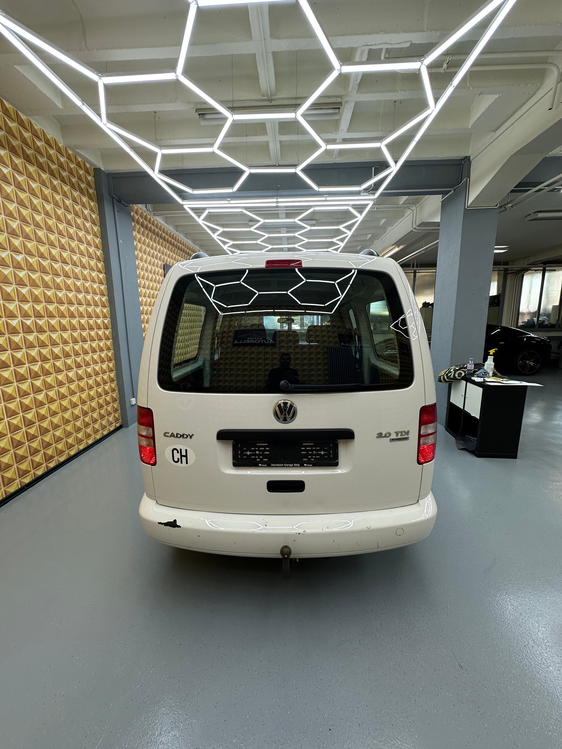 VW Caddy Maxi 2.0 TDI Blue Motion Technology-image-4