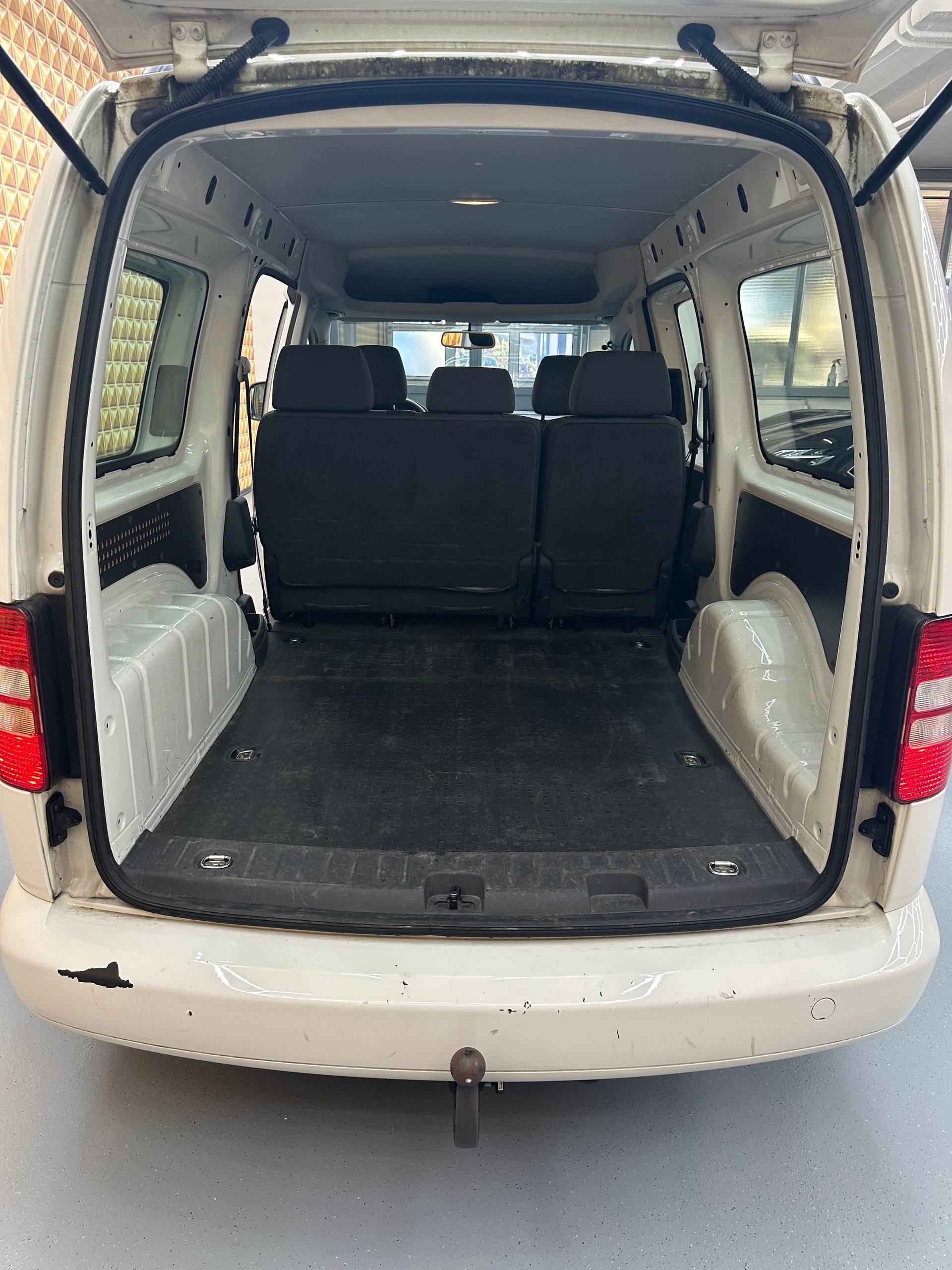 VW Caddy Maxi 2.0 TDI Blue Motion Technology-image-8