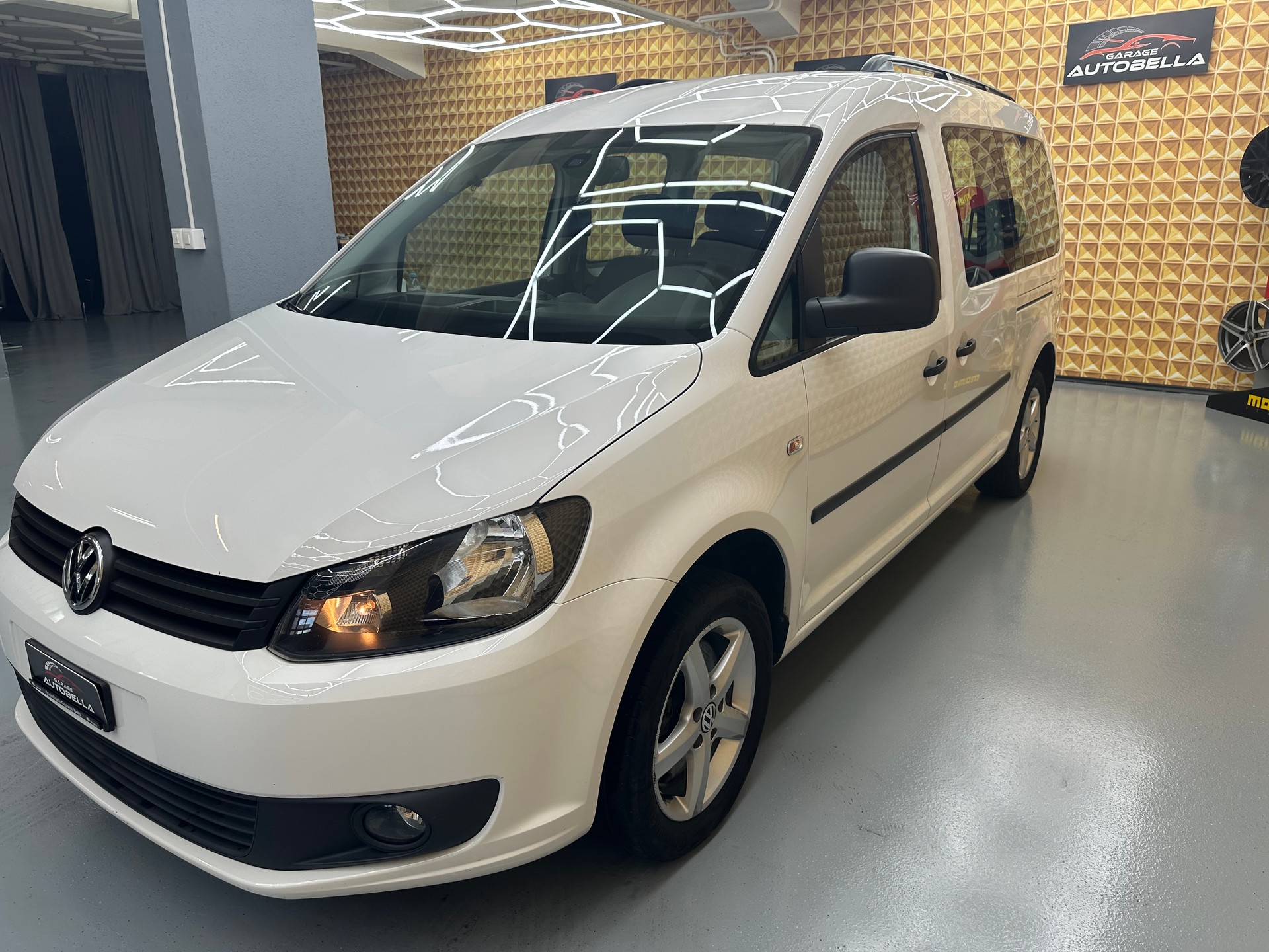 VW Caddy Maxi 2.0 TDI Blue Motion Technology-image-1