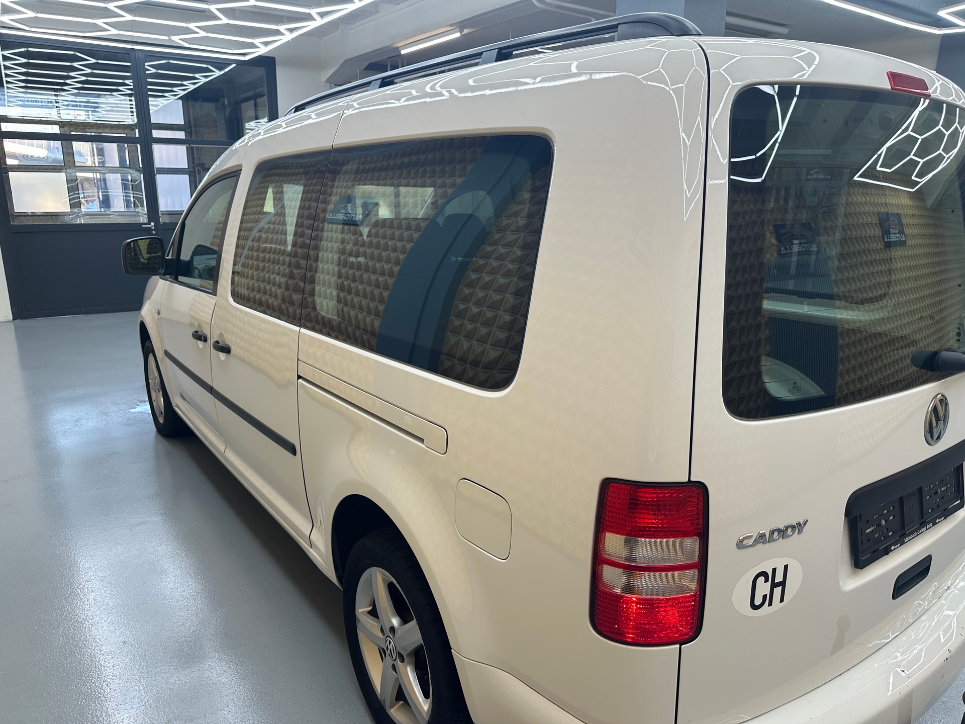 VW Caddy Maxi 2.0 TDI Blue Motion Technology-image-5