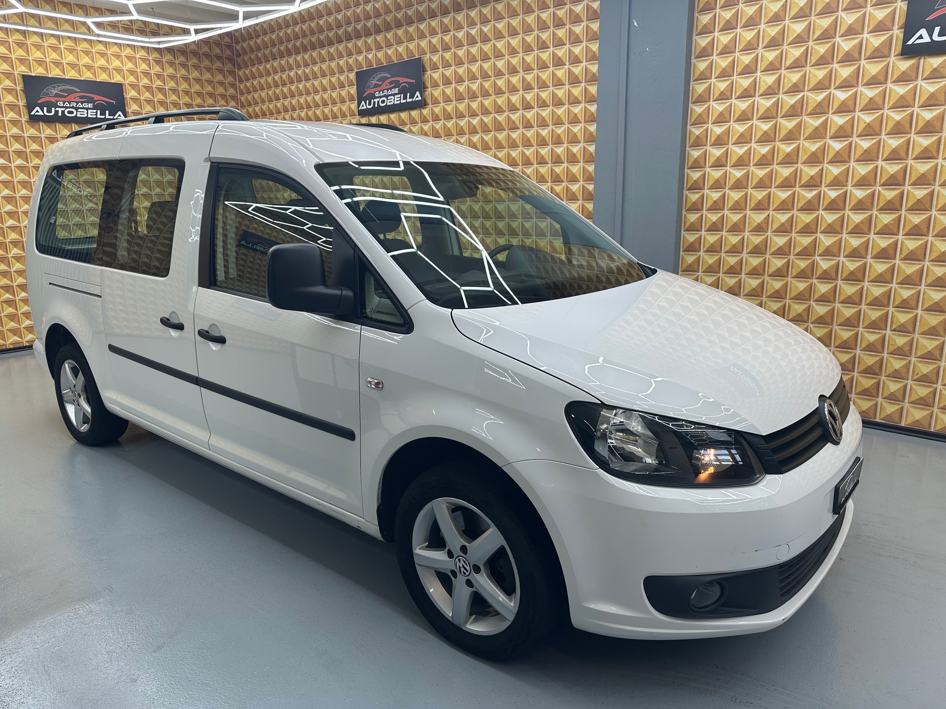 VW Caddy Maxi 2.0 TDI Blue Motion Technology-image-2