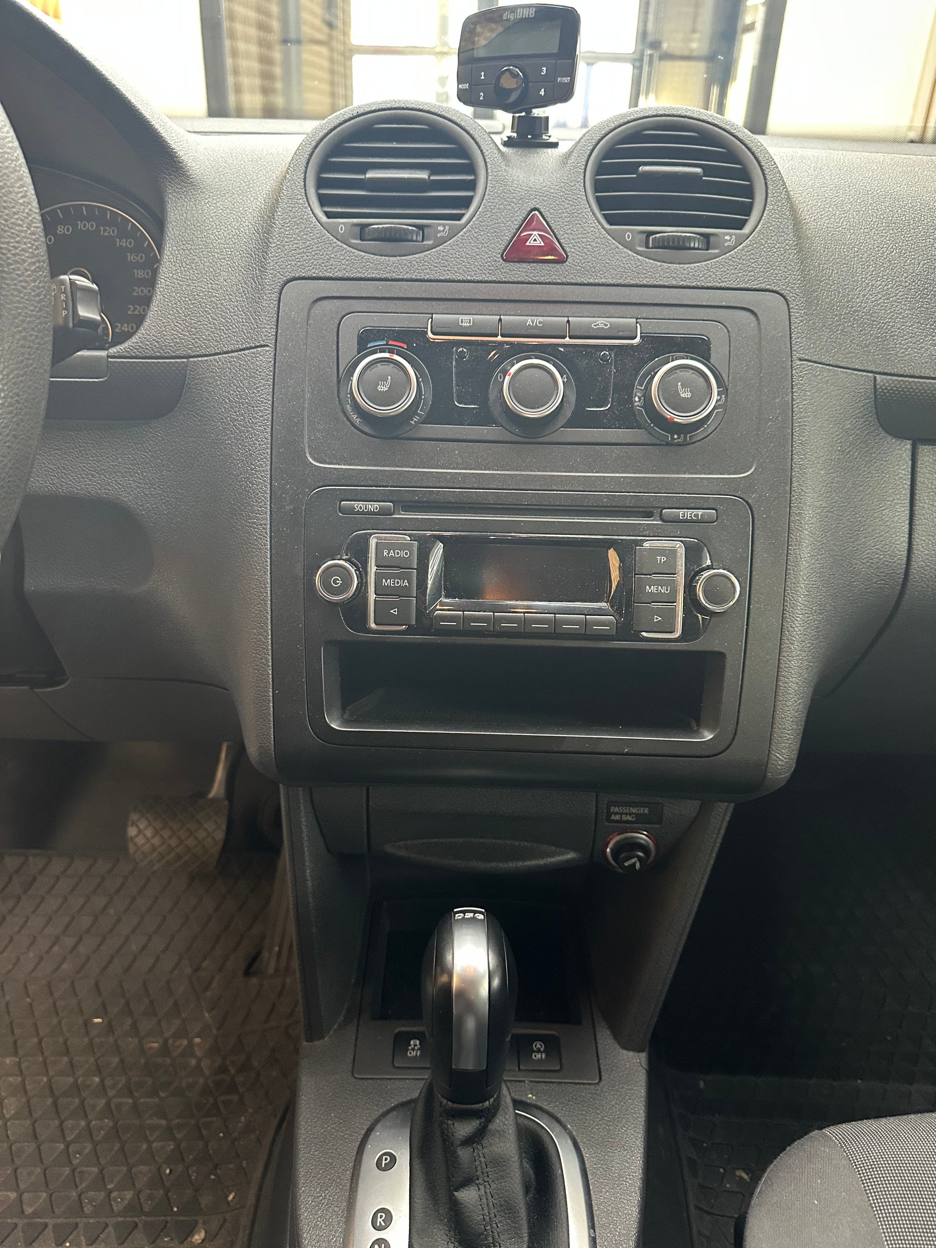 VW Caddy Maxi 2.0 TDI Blue Motion Technology-image-10