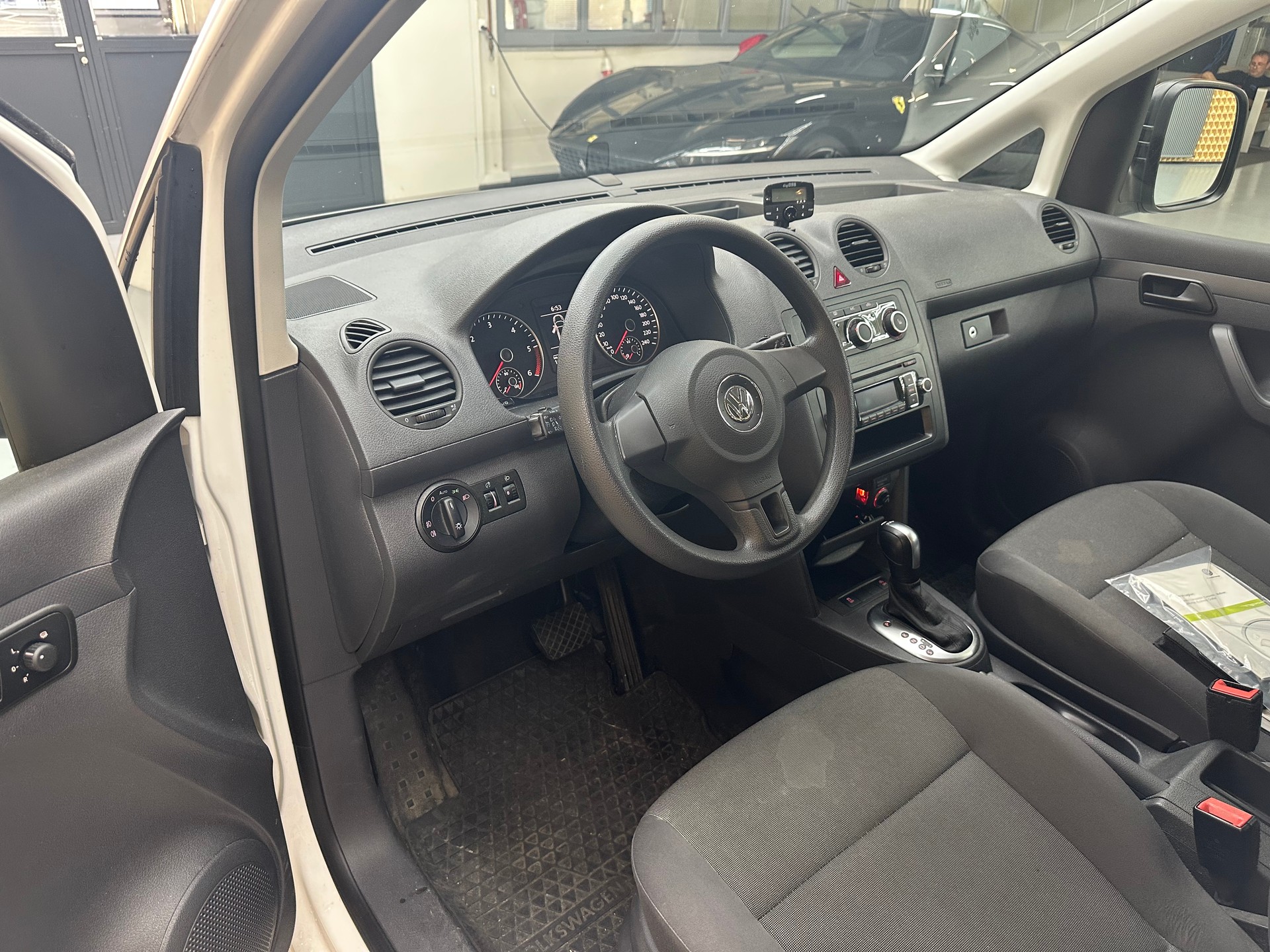 VW Caddy Maxi 2.0 TDI Blue Motion Technology-image-6