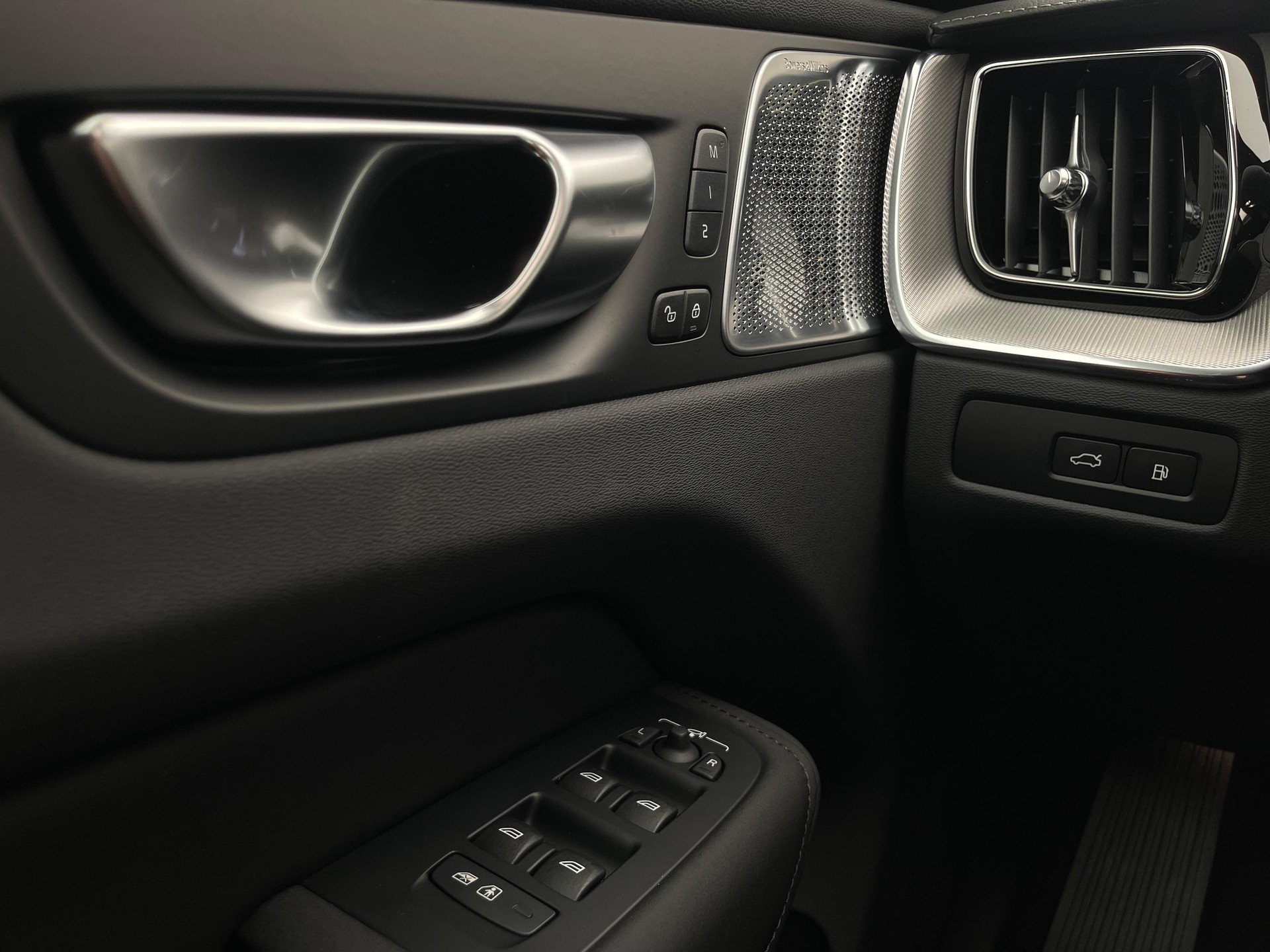 VOLVO XC60 2.0 T6 TE Black Edition eAWD-image-21