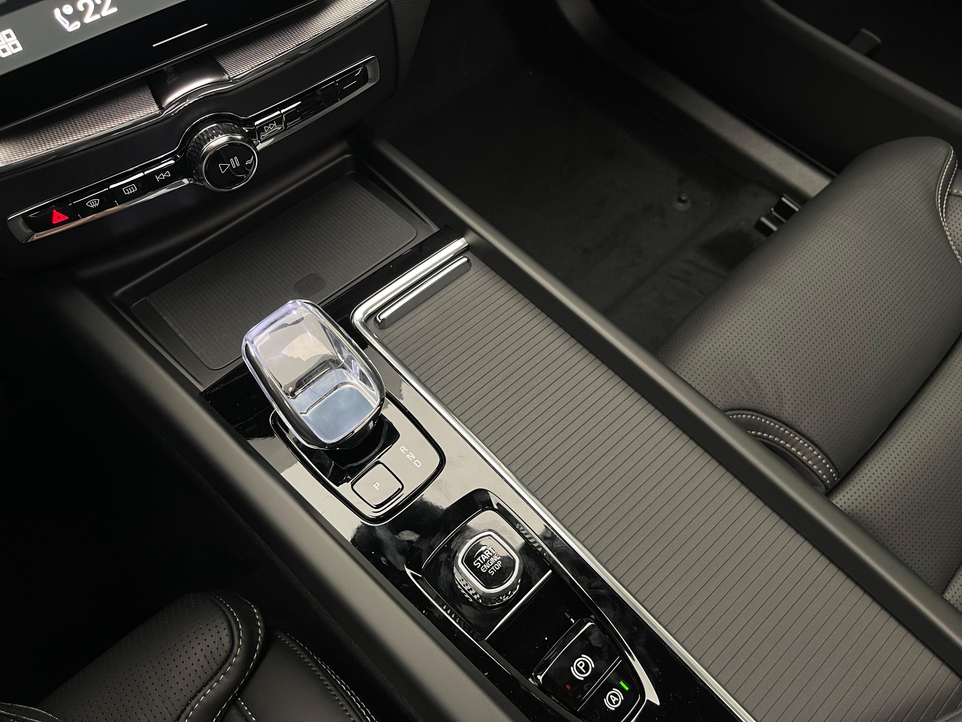 VOLVO XC60 2.0 T6 TE Black Edition eAWD-image-27