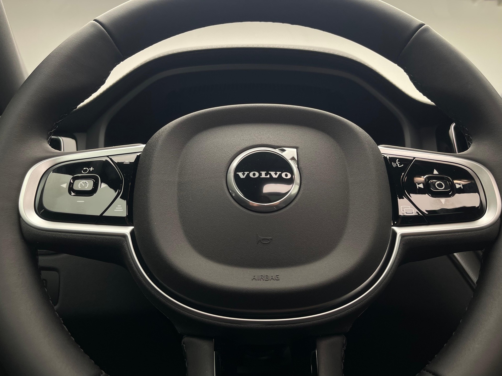 VOLVO XC60 2.0 T6 TE Black Edition eAWD-image-14