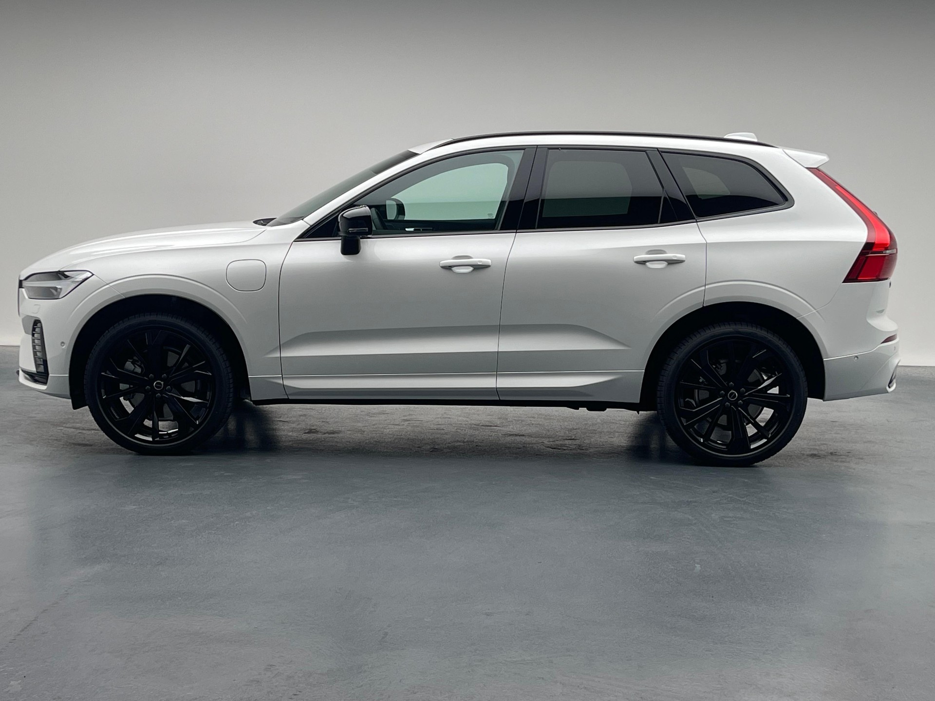 VOLVO XC60 2.0 T6 TE Black Edition eAWD-showroom-element-2