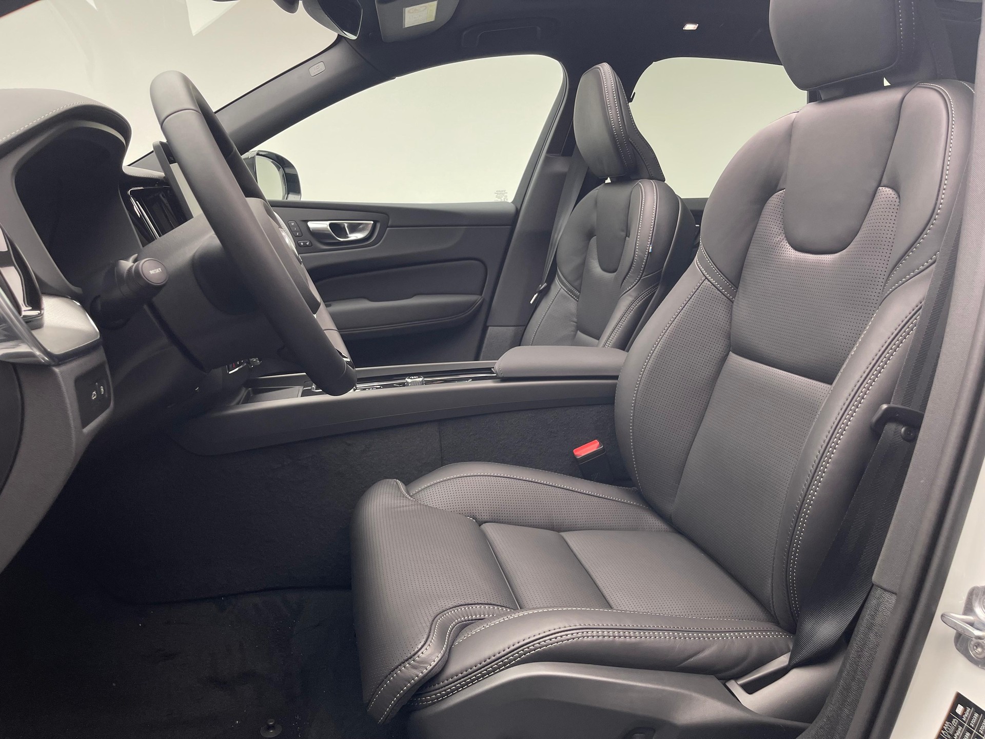 VOLVO XC60 2.0 T6 TE Black Edition eAWD-image-12