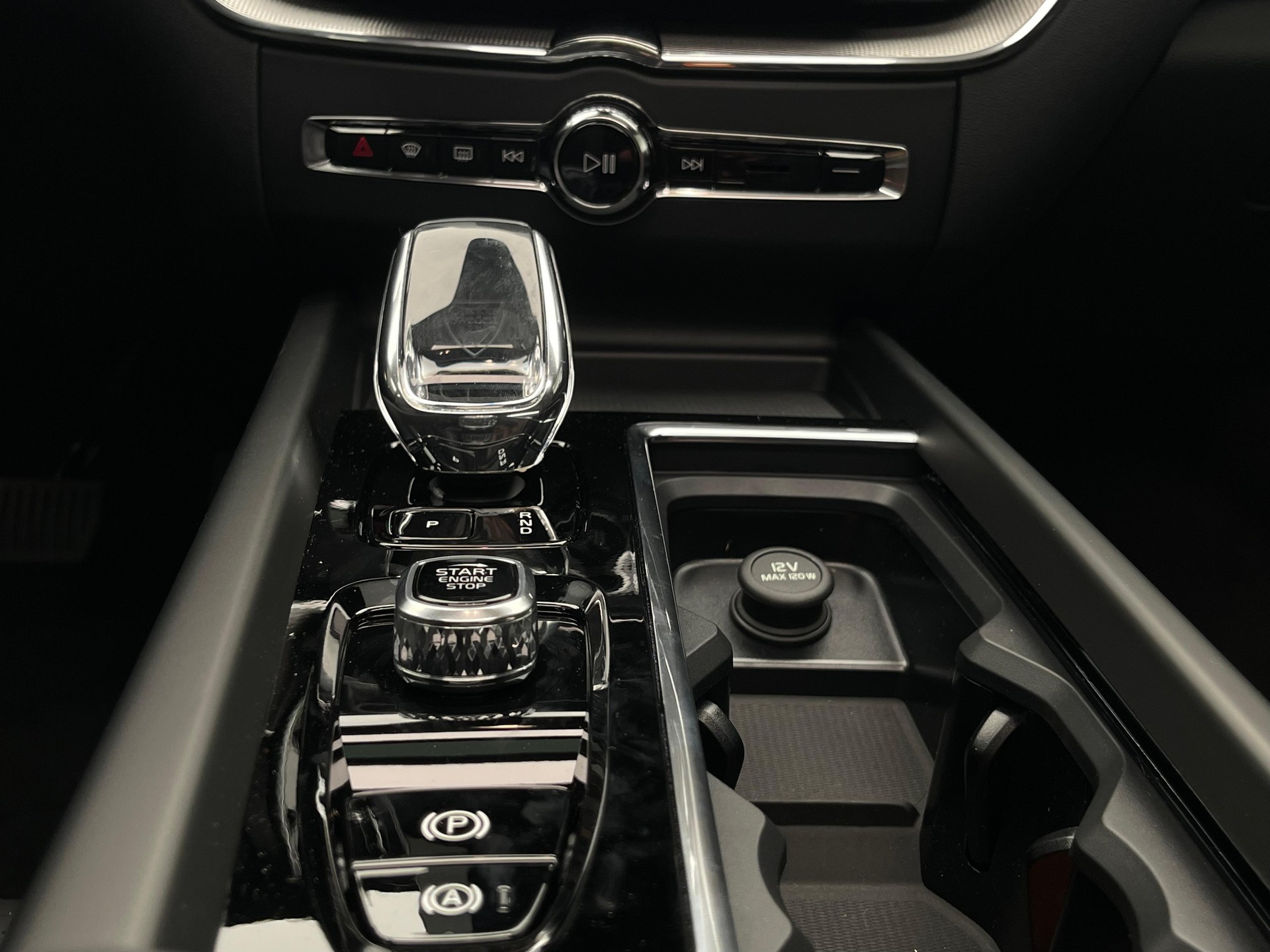 VOLVO XC60 2.0 T6 TE Black Edition eAWD-image-16