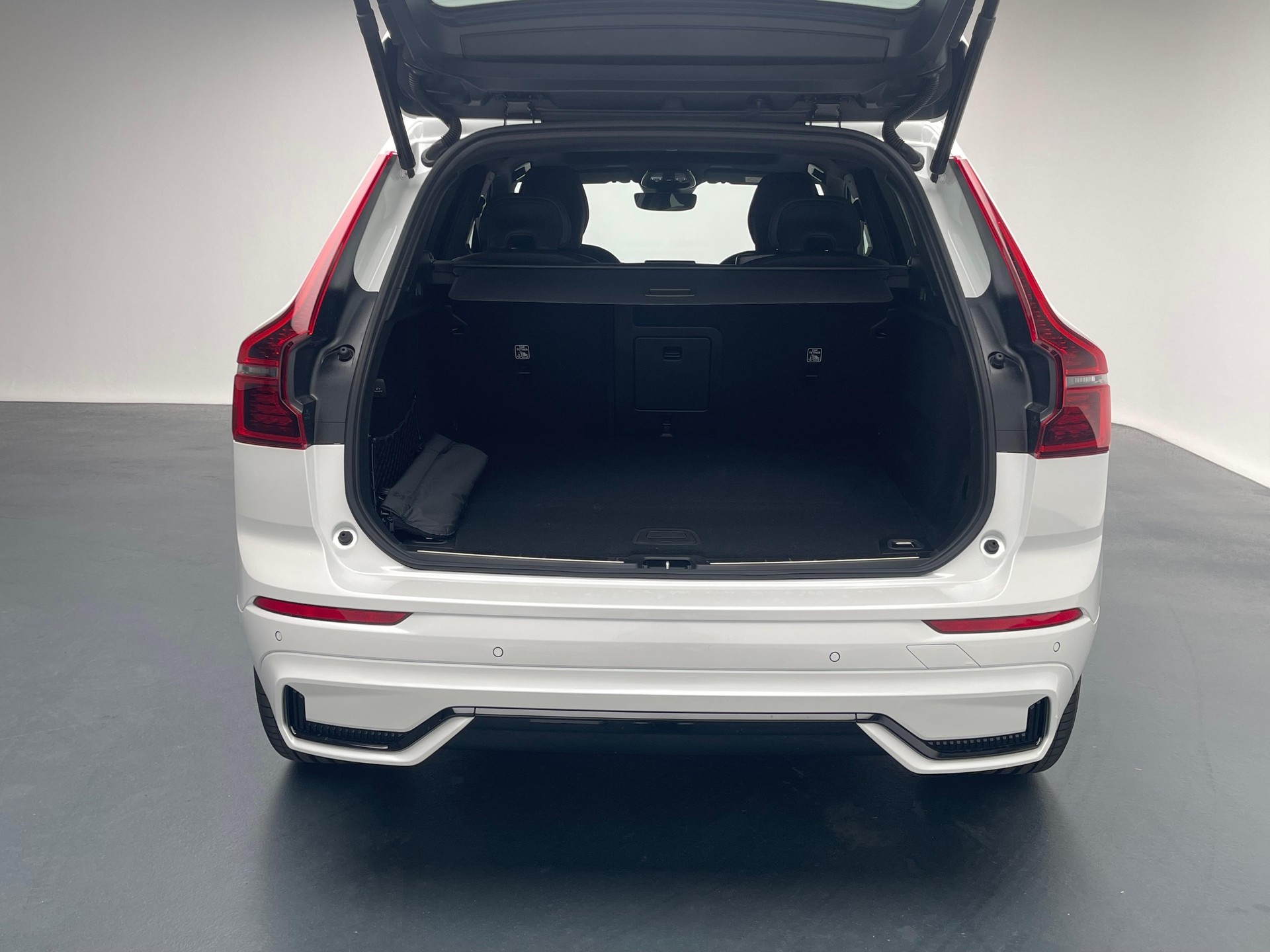 VOLVO XC60 2.0 T6 TE Black Edition eAWD-image-5