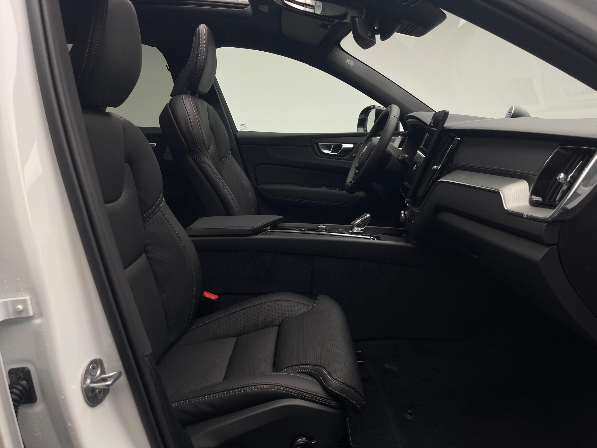 VOLVO XC60 2.0 T6 TE Black Edition eAWD-image-33