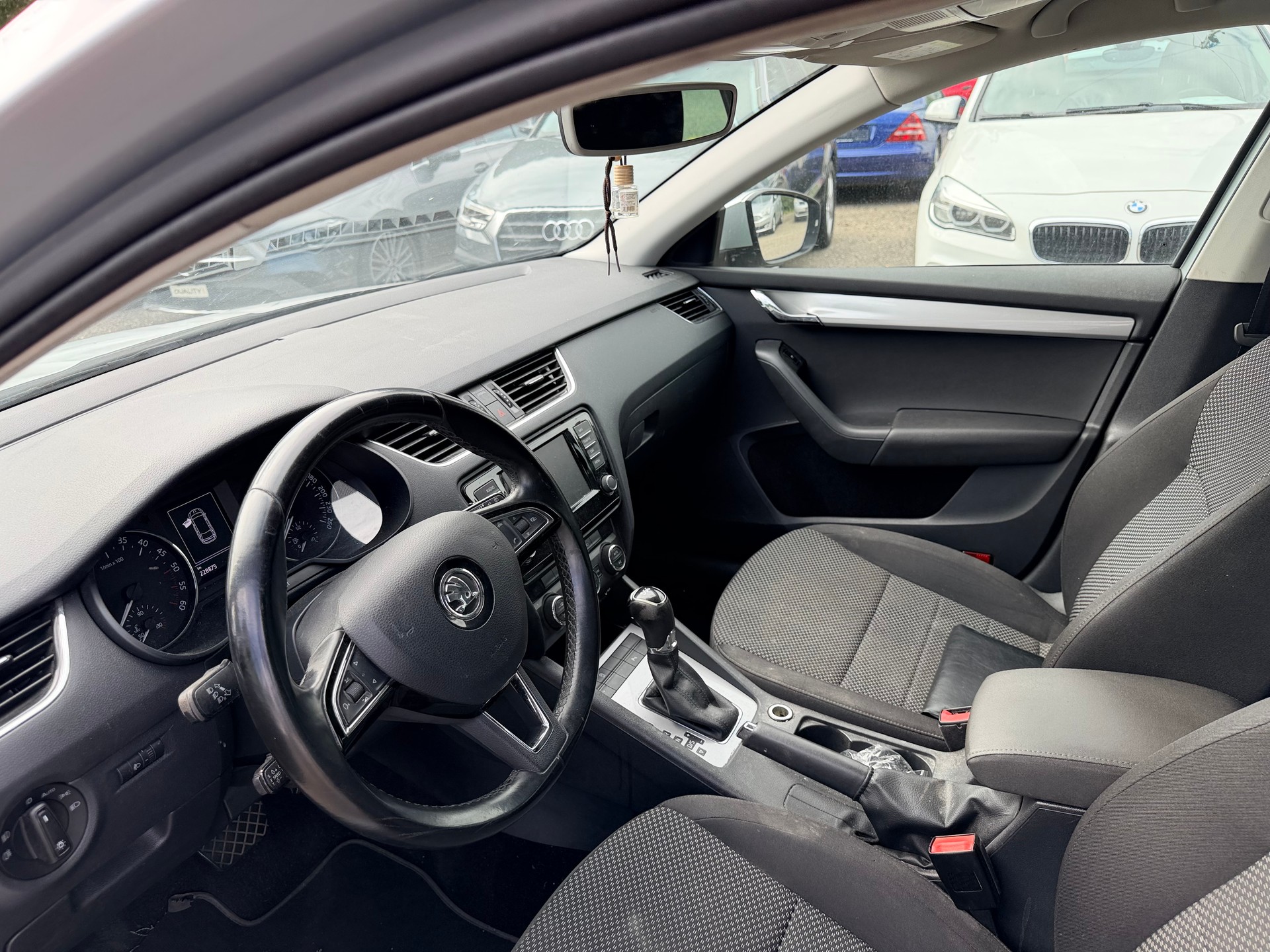 SKODA Octavia Combi 1.6 TDI Ambition DSG-image-13