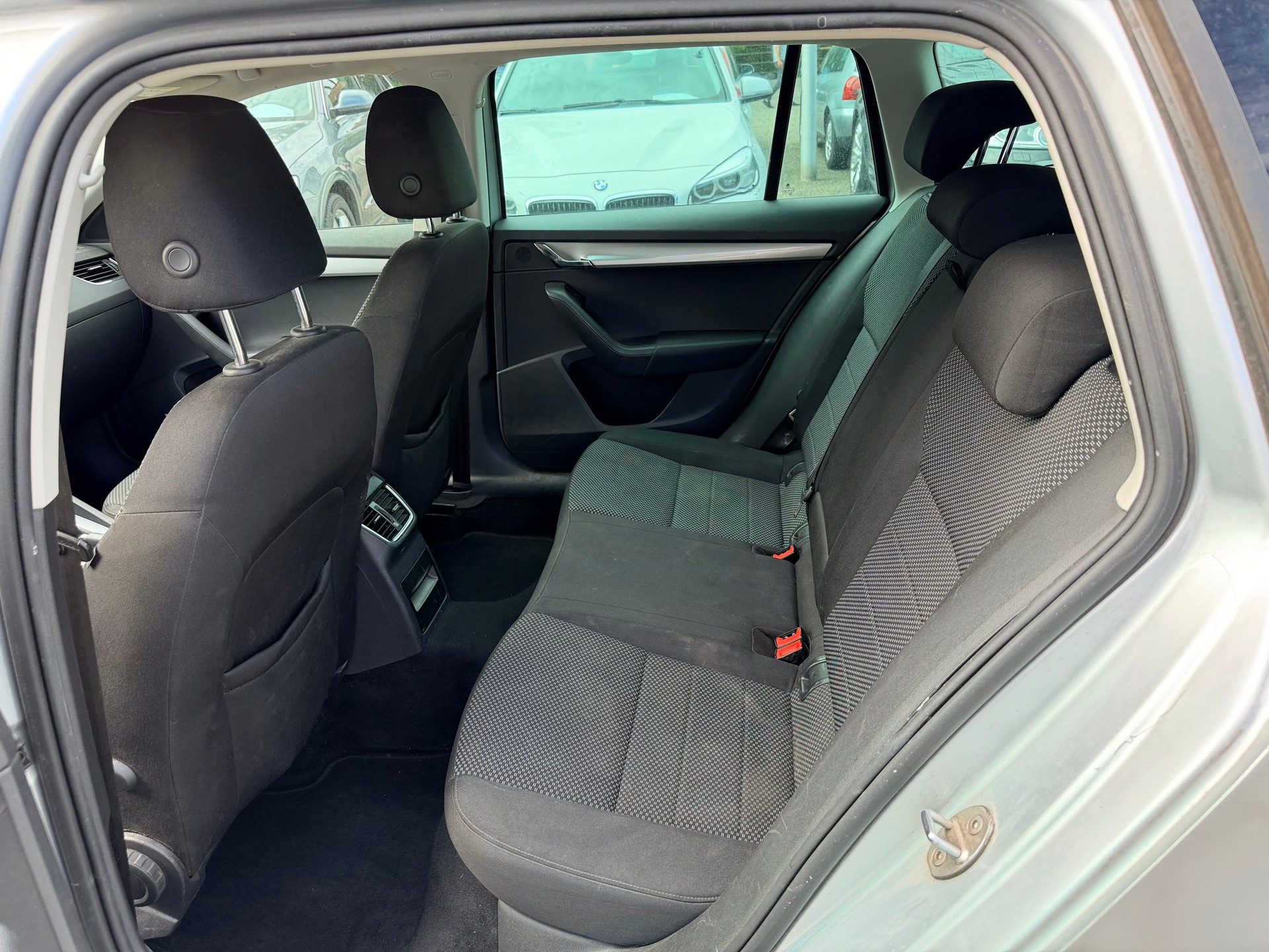 SKODA Octavia Combi 1.6 TDI Ambition DSG-image-16