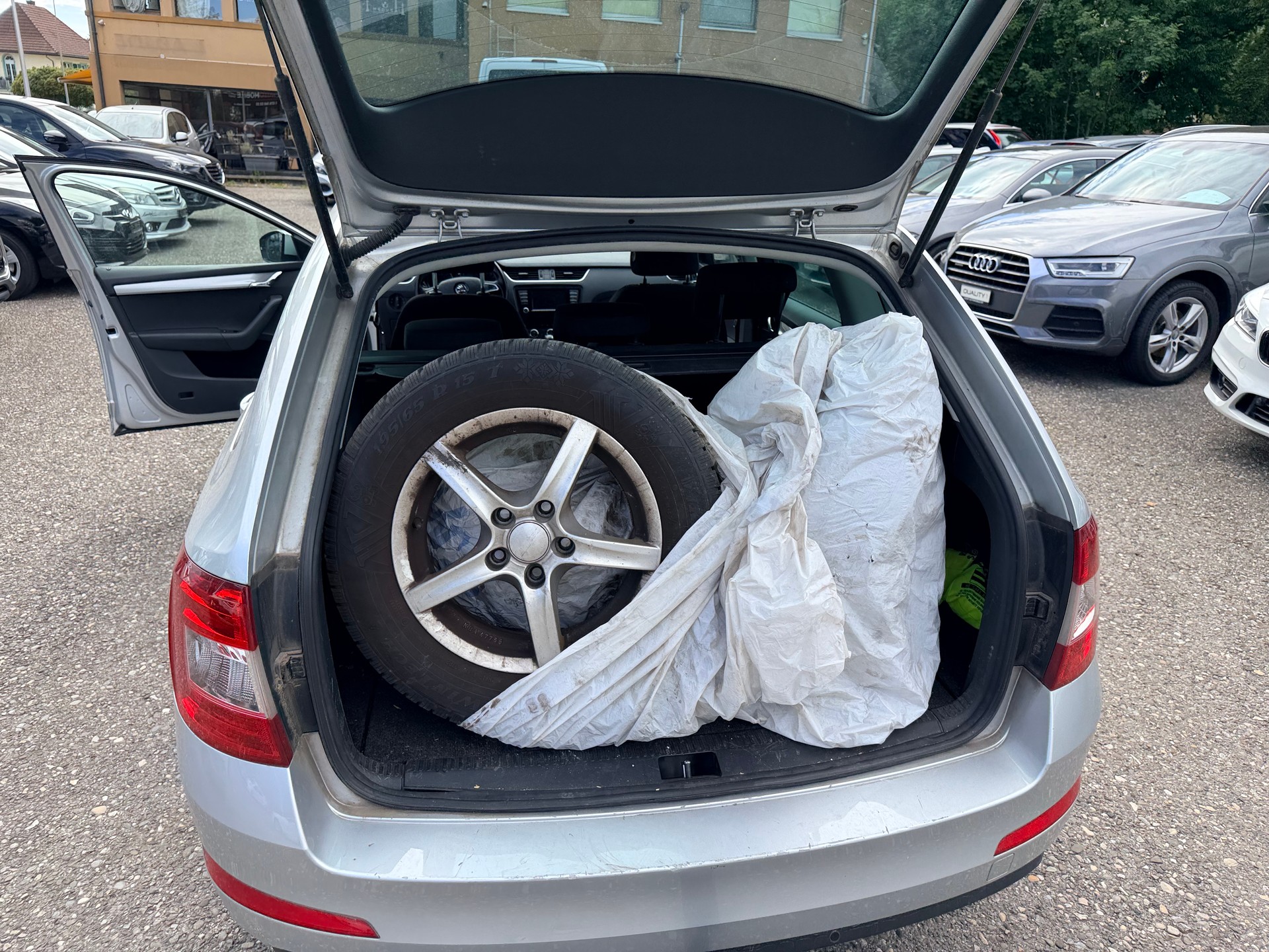 SKODA Octavia Combi 1.6 TDI Ambition DSG-image-12