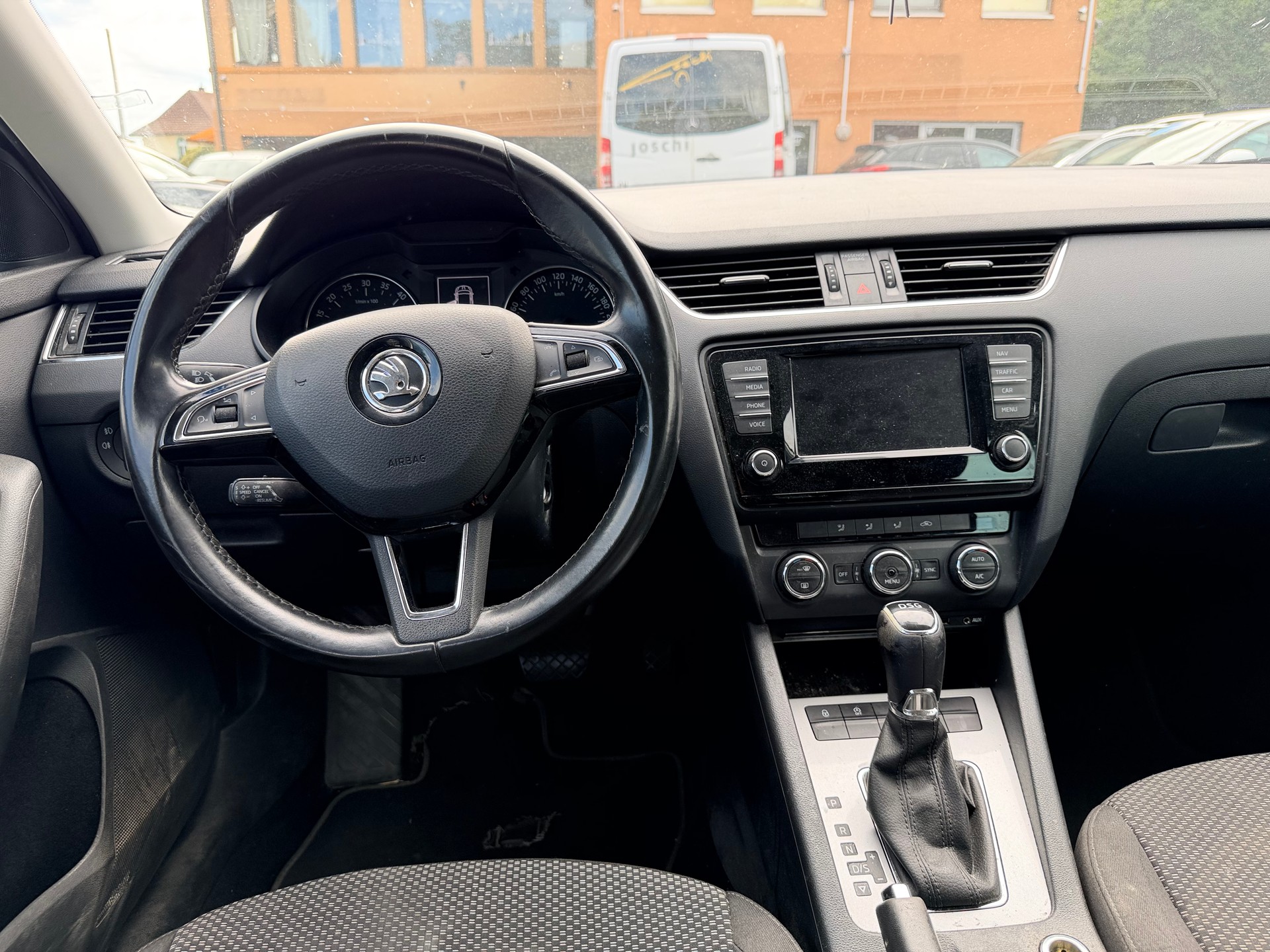SKODA Octavia Combi 1.6 TDI Ambition DSG-image-15