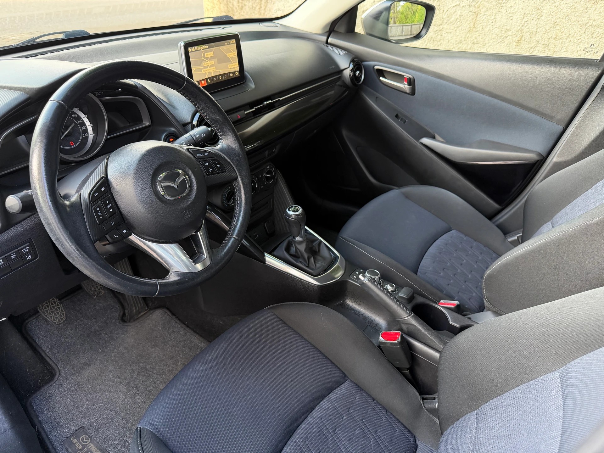 MAZDA 2 1.5i 16V Skyactiv-G Ambition Plus / Frisch ab MFK / Service gepflegt/ 36 Monate Garantie/ 8 Fach / Navi / LED / Klima-image-9
