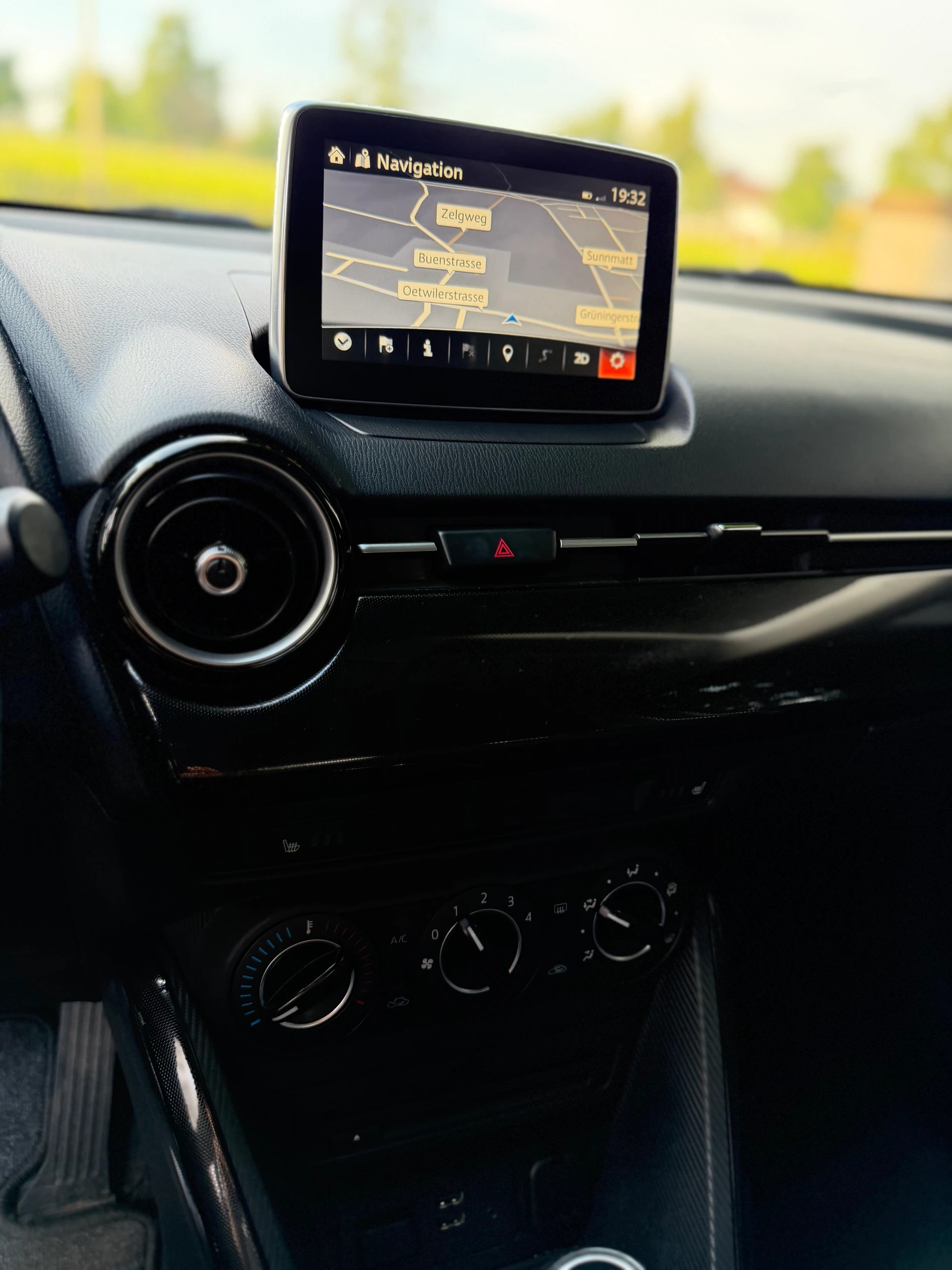 MAZDA 2 1.5i 16V Skyactiv-G Ambition Plus / Frisch ab MFK / Service gepflegt/ 36 Monate Garantie/ 8 Fach / Navi / LED / Klima-image-12