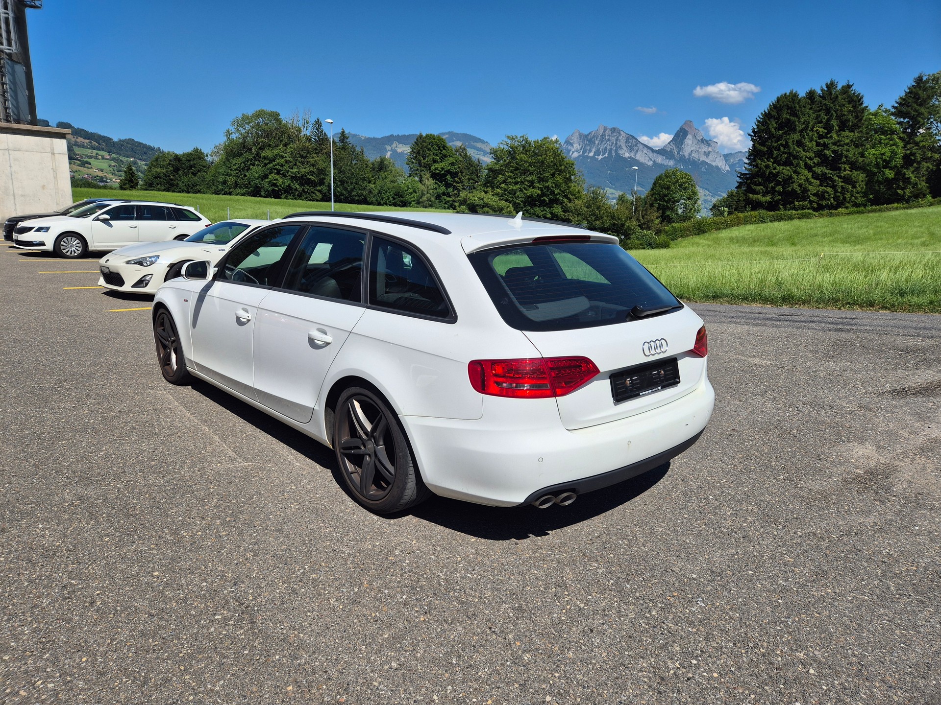 AUDI A4 Avant 2.0 TDI quattro *S Line*-image-2