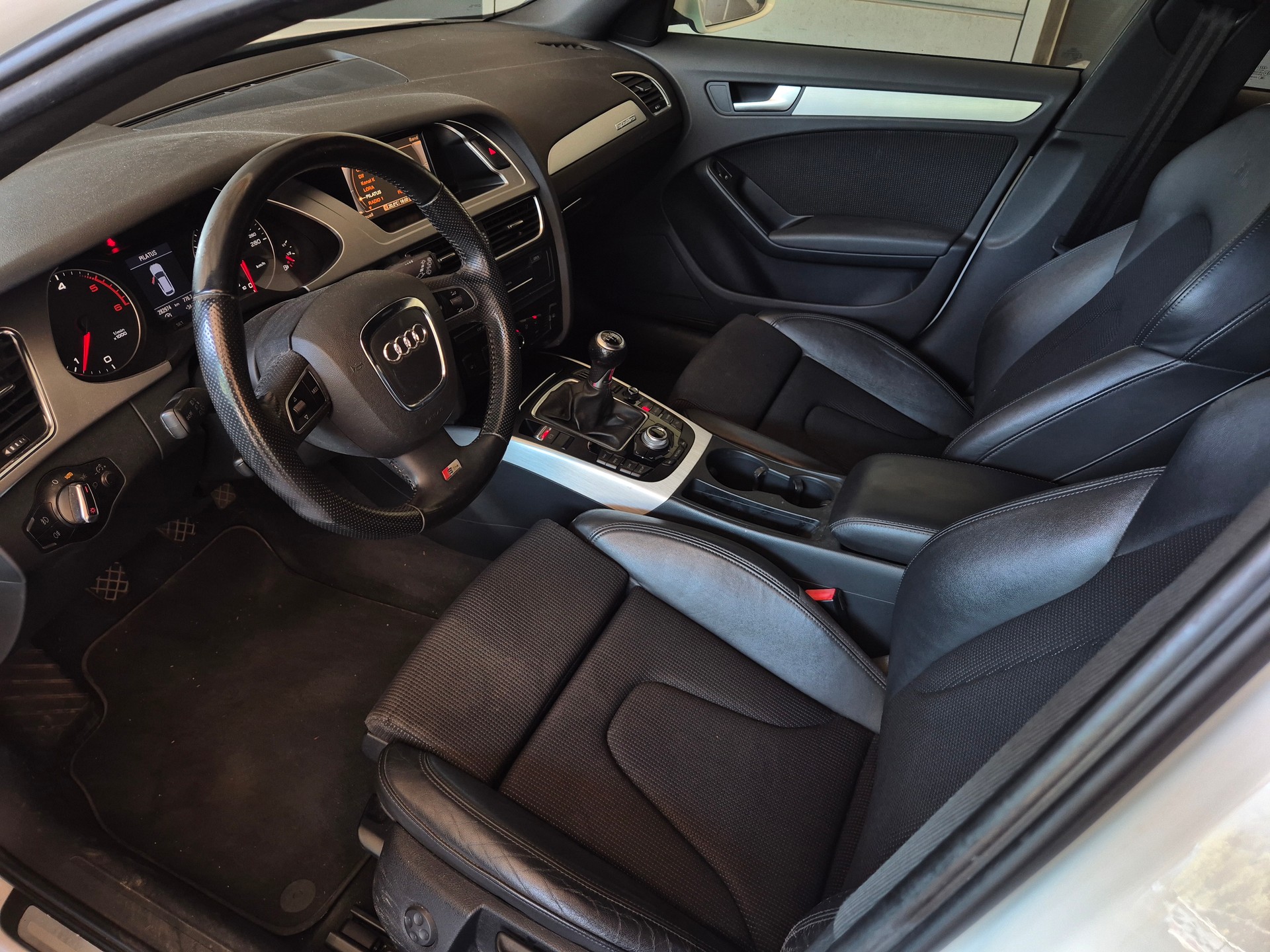 AUDI A4 Avant 2.0 TDI quattro *S Line*-image-6