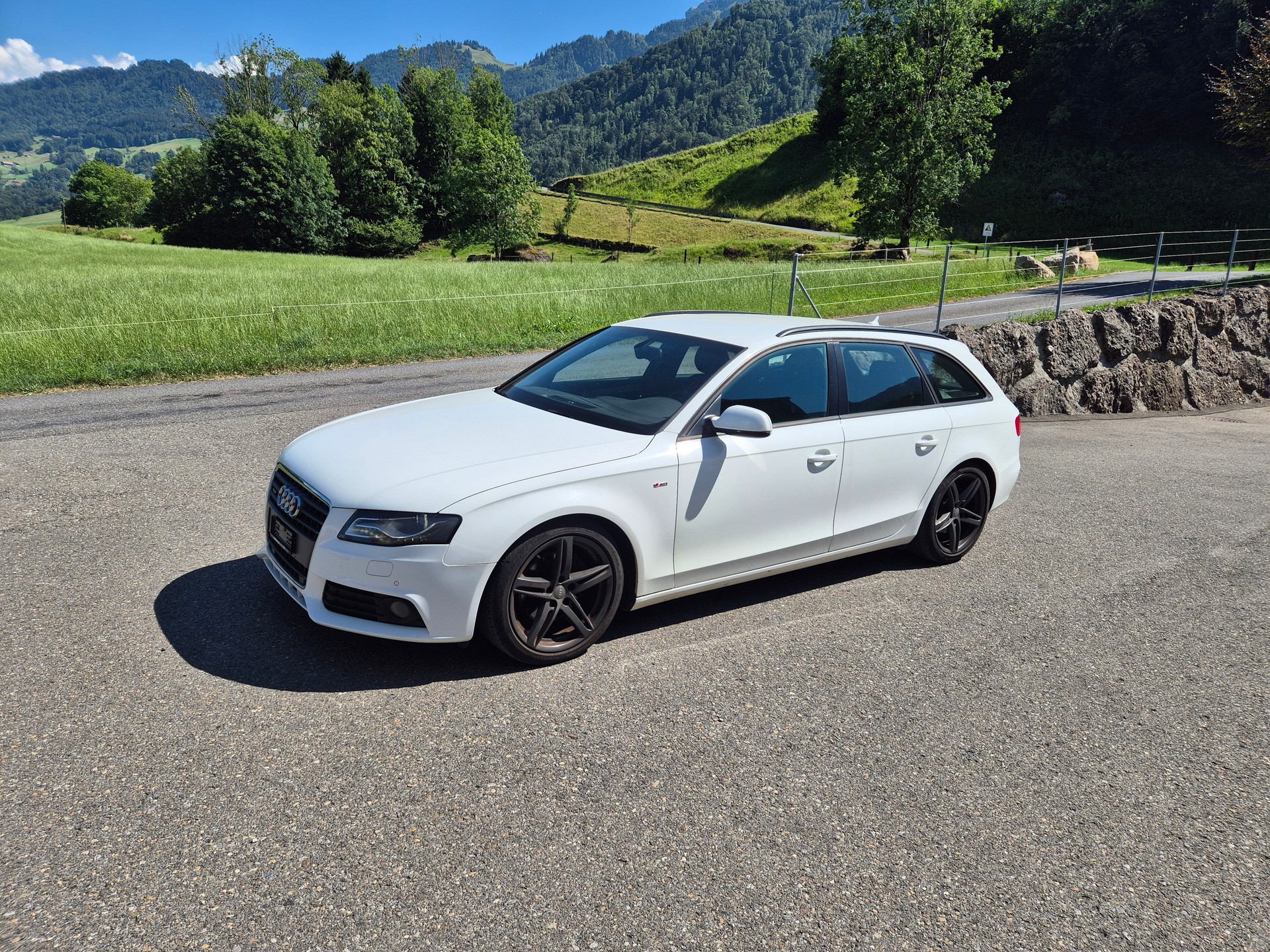 AUDI A4 Avant 2.0 TDI quattro *S Line*-image-1