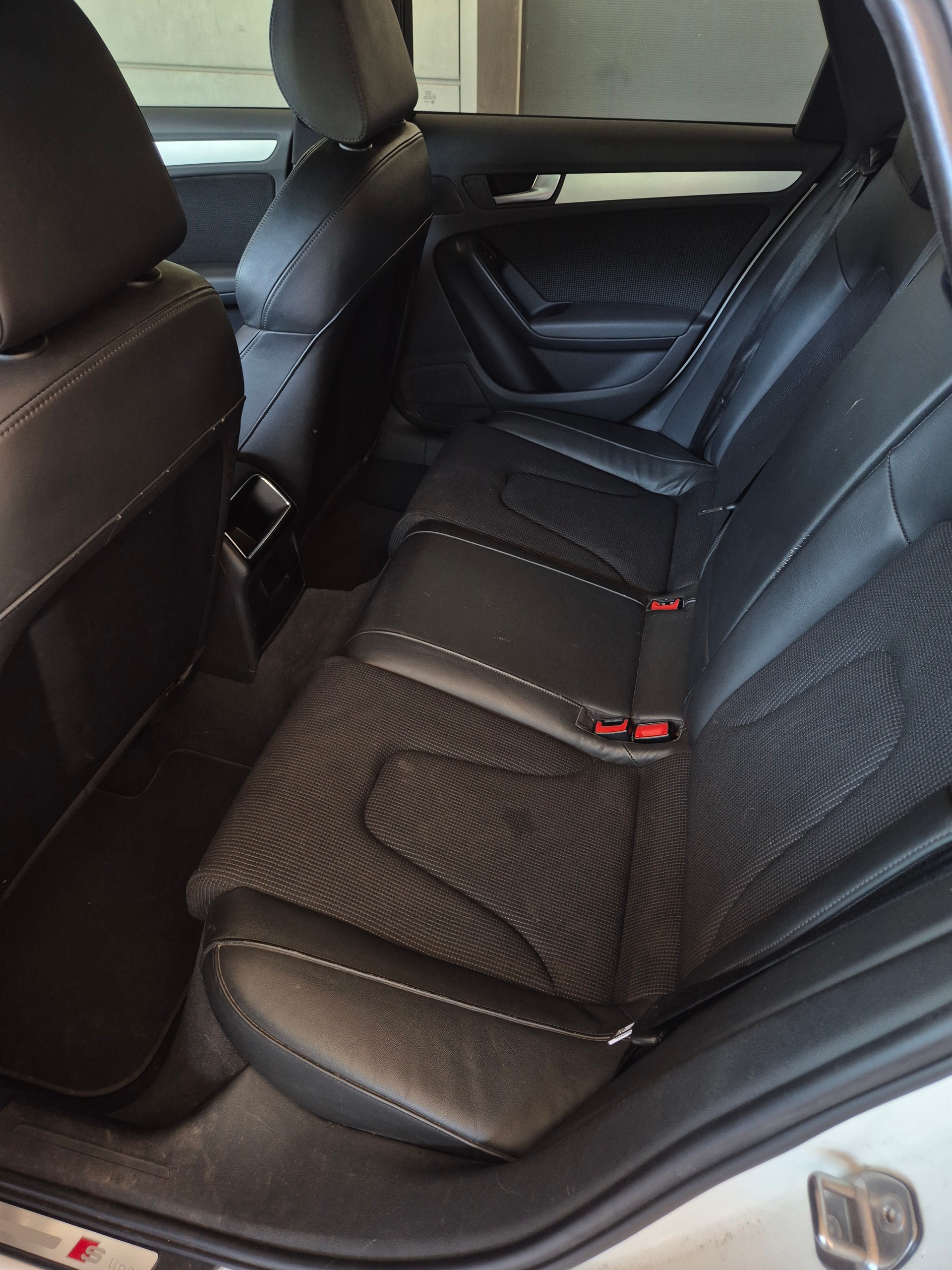 AUDI A4 Avant 2.0 TDI quattro *S Line*-image-8