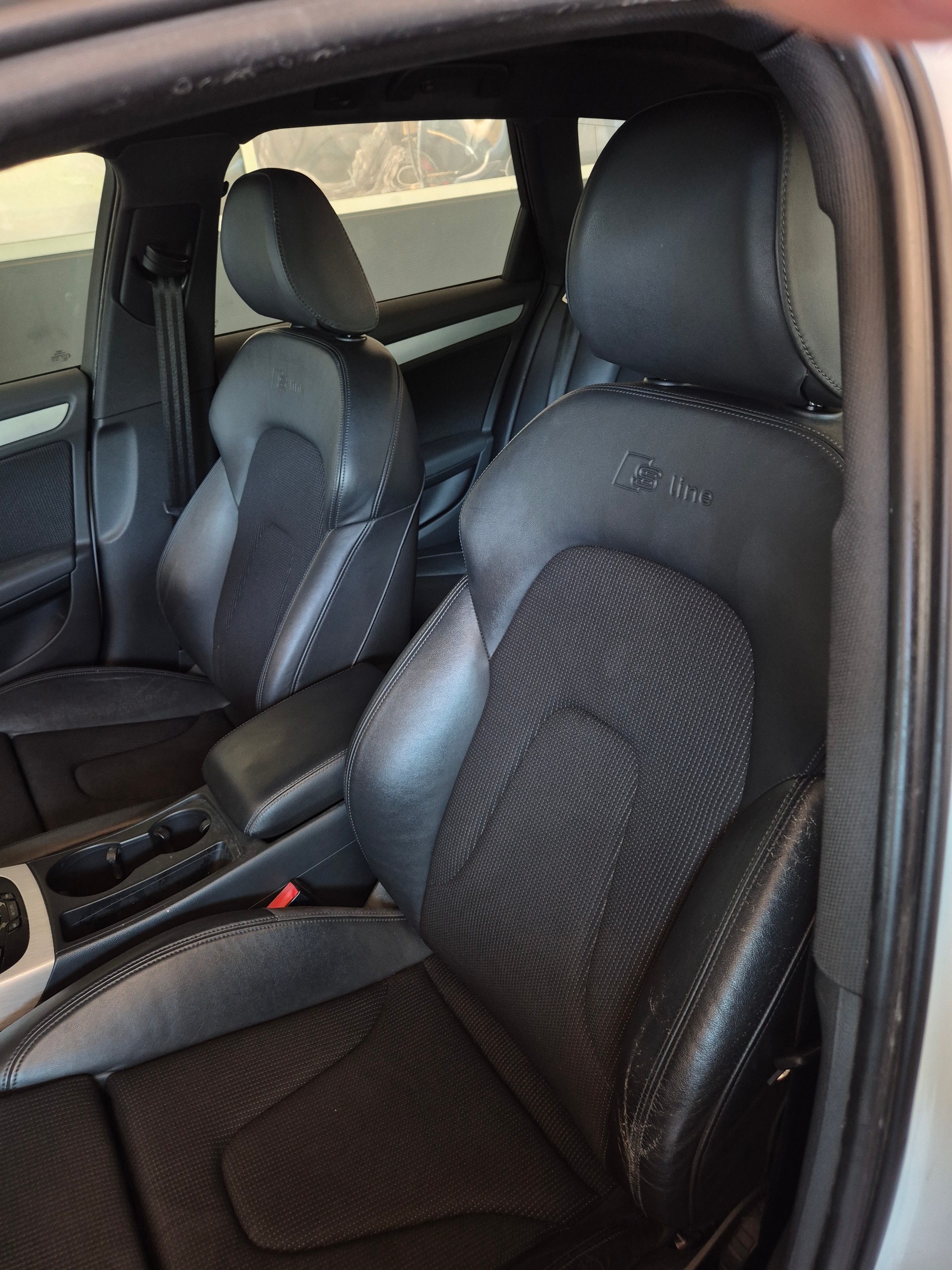 AUDI A4 Avant 2.0 TDI quattro *S Line*-image-7