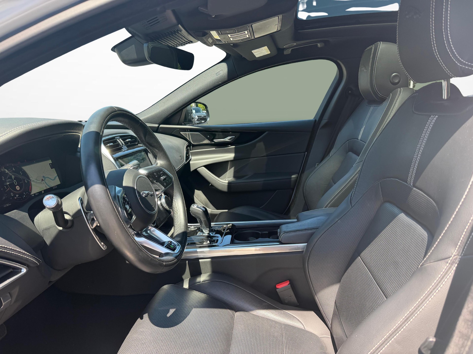 JAGUAR XE 2.0 T 300 R-Dynamic Black AWD-showroom-element-1